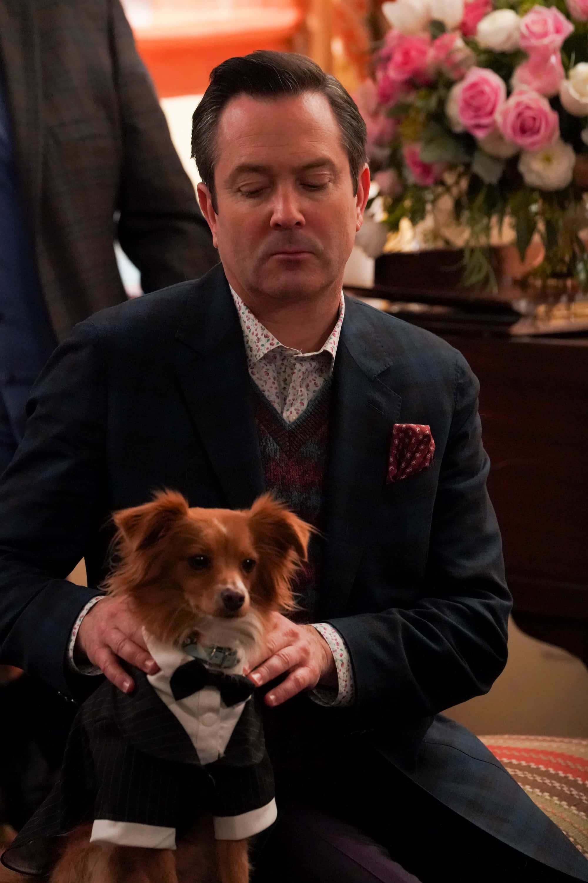 Thomas Lennon, suit, small dog, 2K Phone Wallpaper