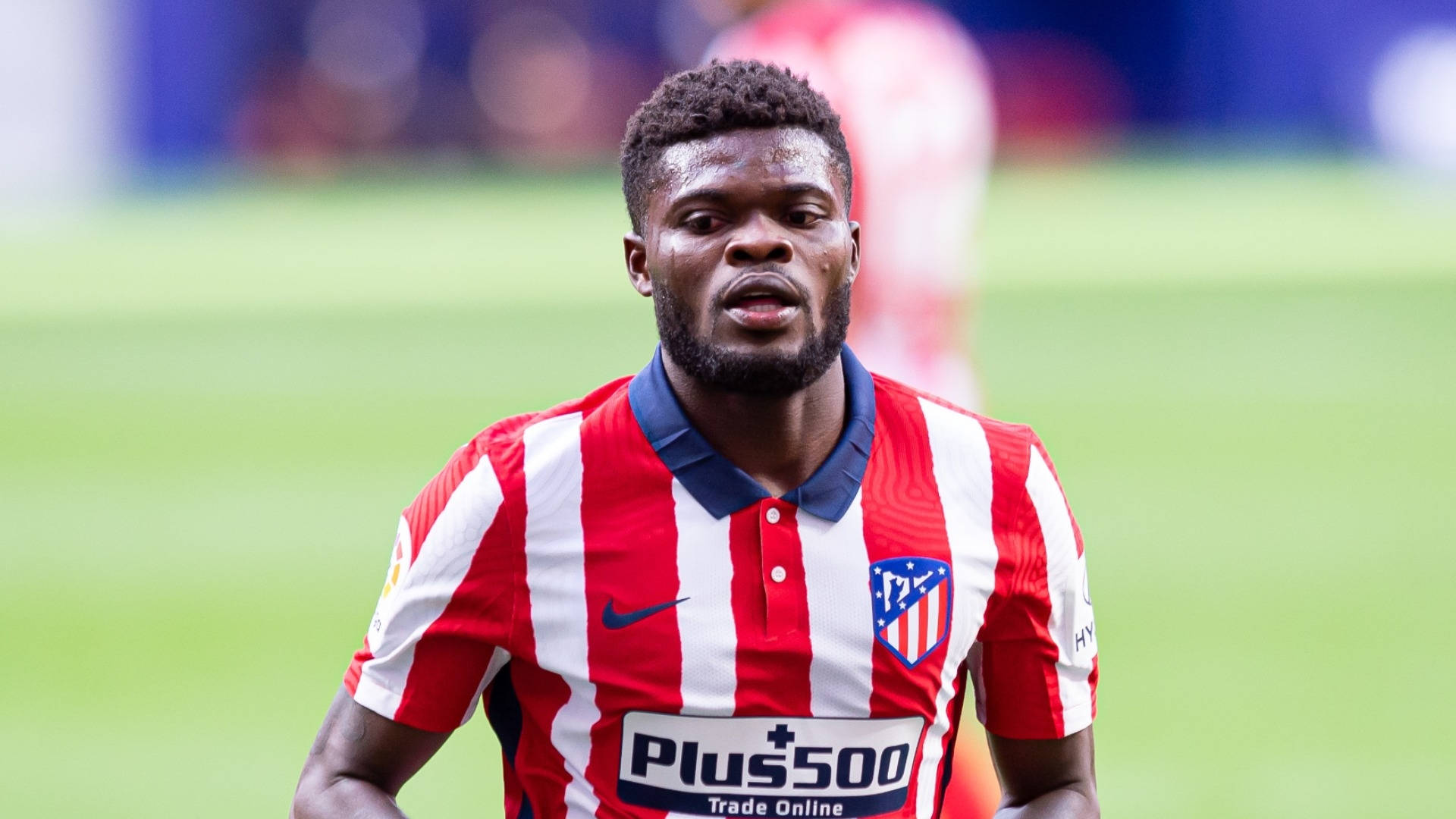 Thomas Partey, red and white striped jersey, vibrant green pitch, Full HD Desktop Wallpaper