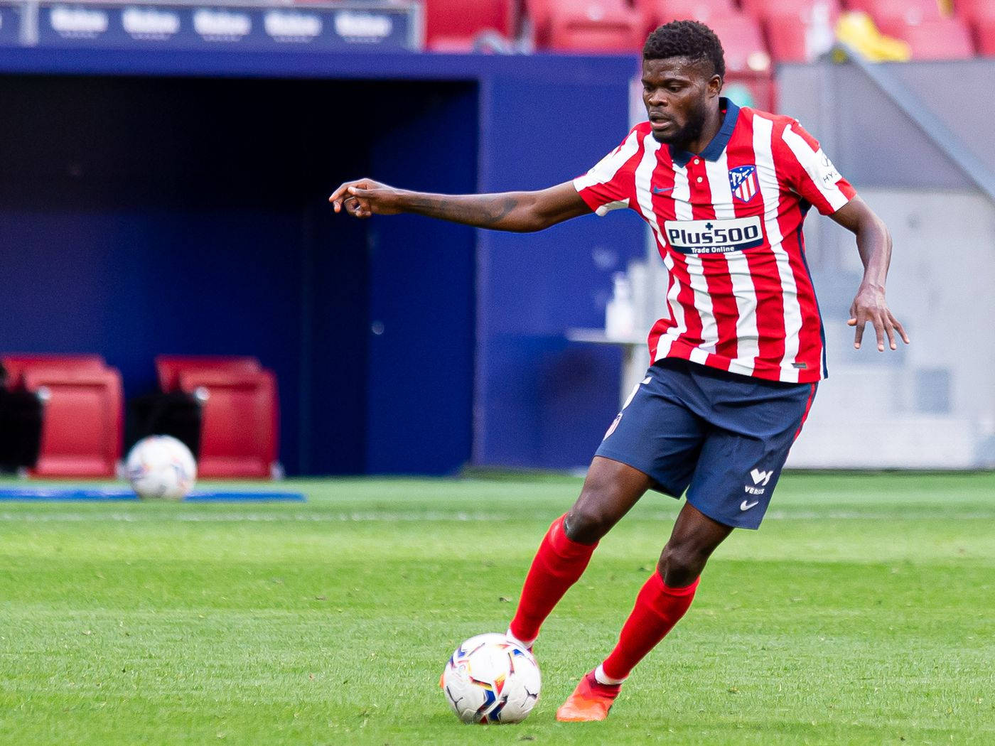 Thomas Partey, red and white striped jersey, green pitch, HD Desktop Wallpaper