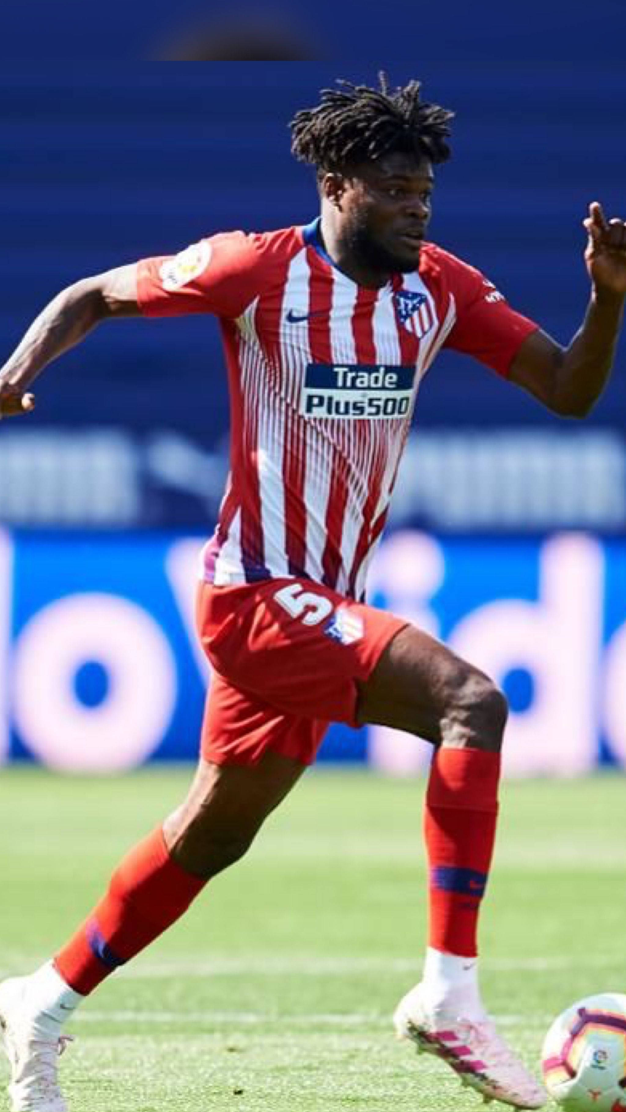 Thomas Partey, red and white striped jersey, bright green pitch, 2K Phone Wallpaper