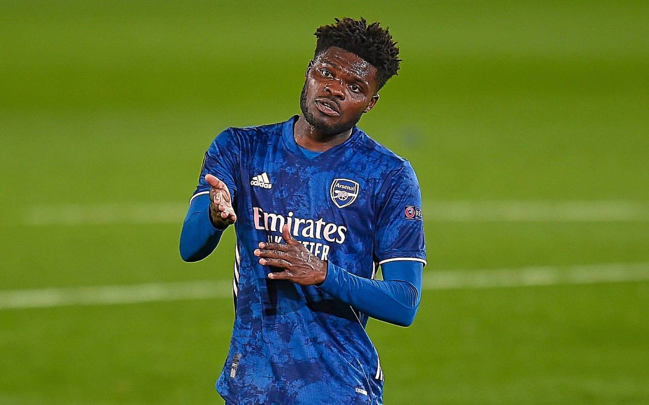 Thomas Partey, blue Arsenal jersey, vibrant green pitch, HD Desktop Wallpaper