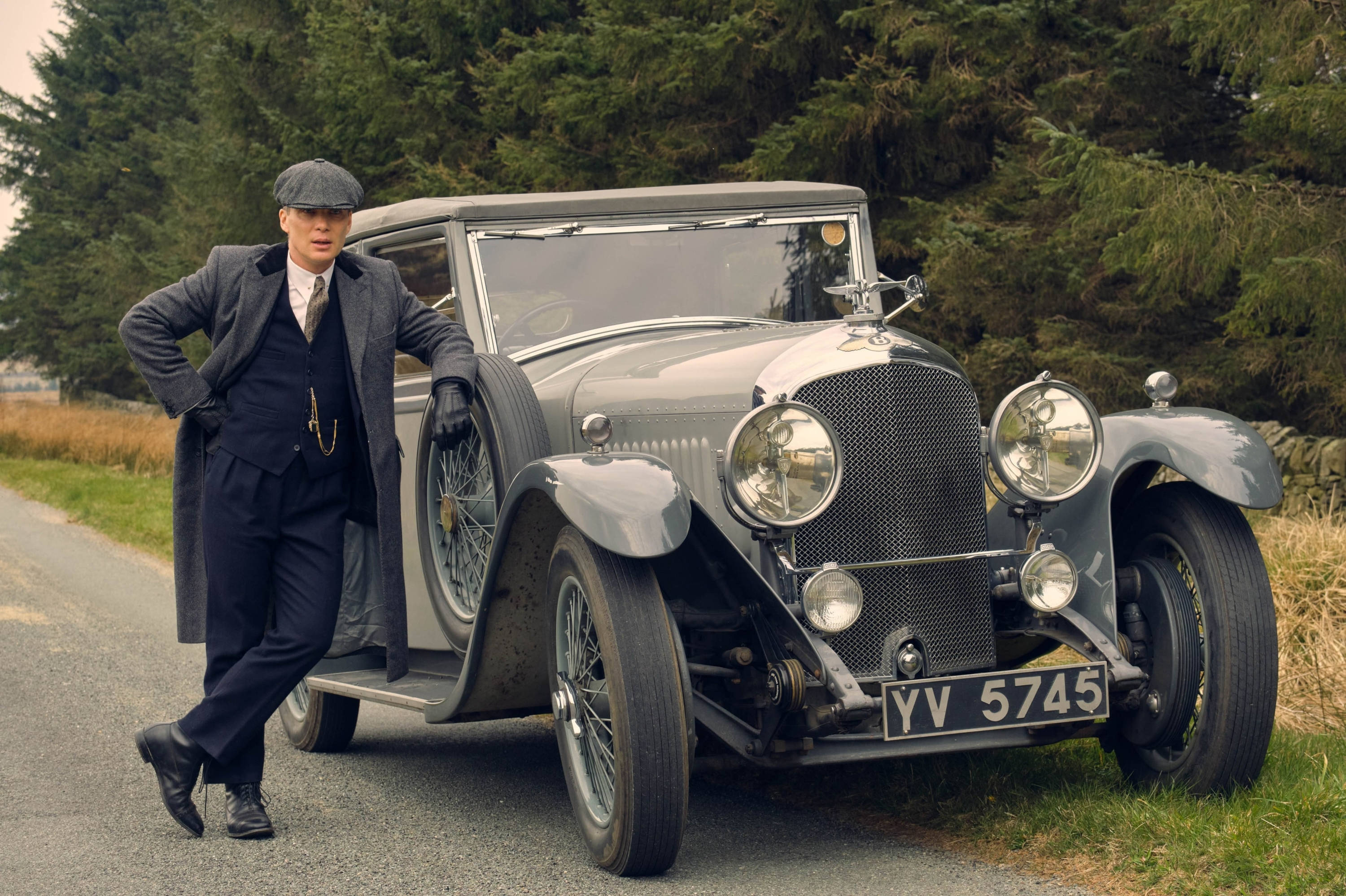 Thomas Shelby, flat cap, suit, 2K Desktop Wallpaper