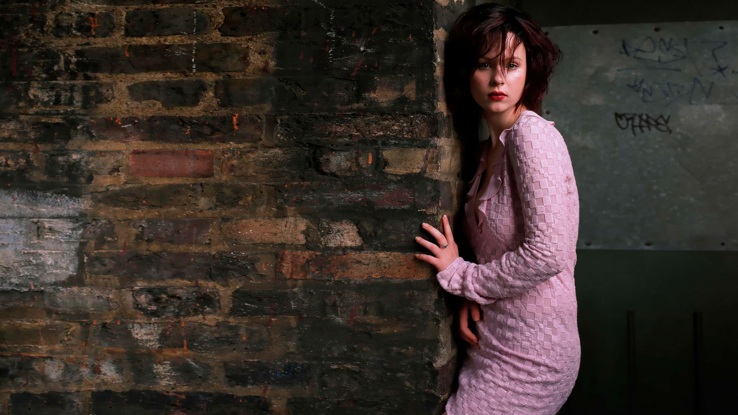Thora Birch, pink textured dress, weathered brick wall, 2K Desktop Wallpaper