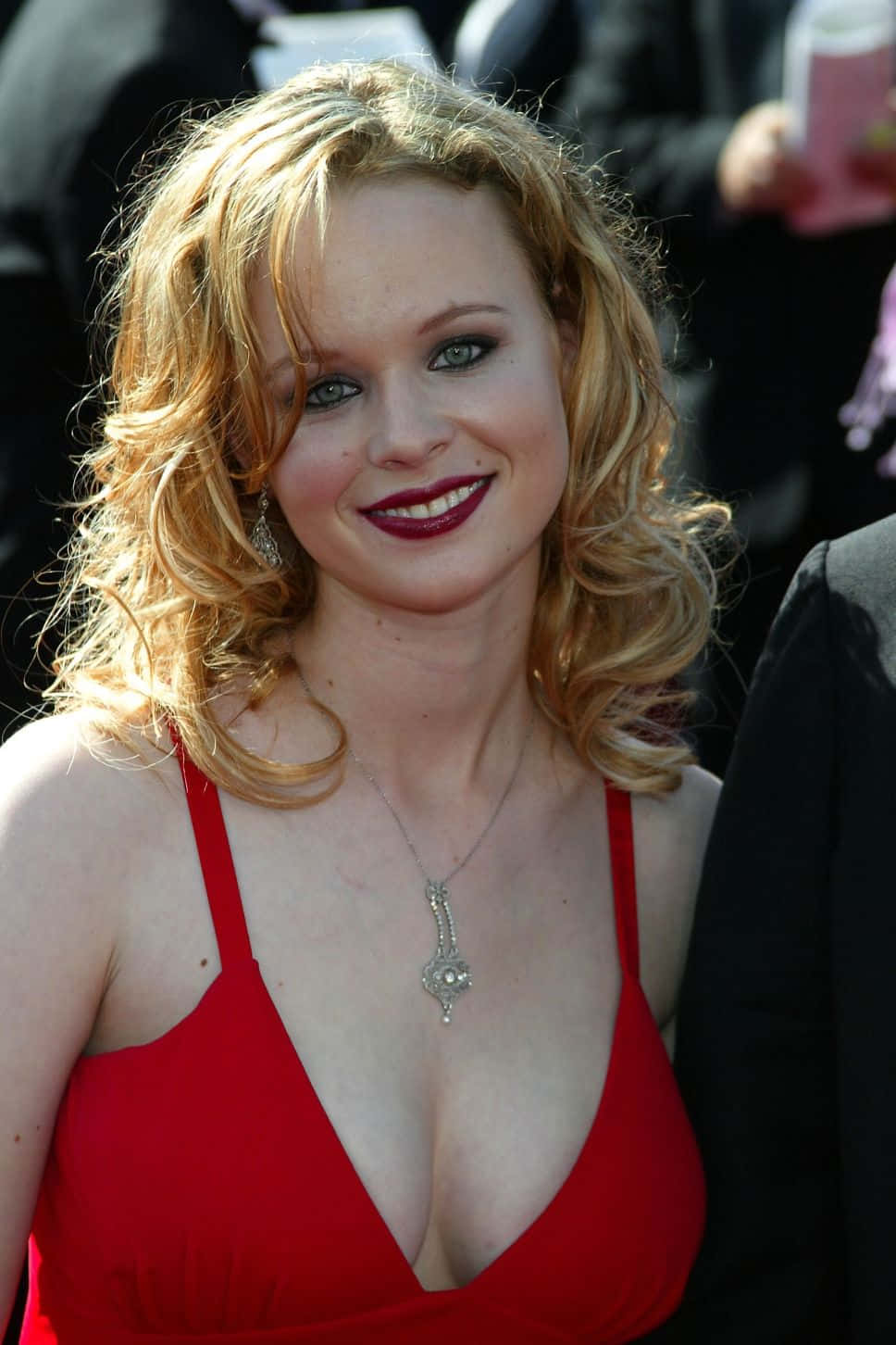 Thora Birch, curly blonde hair, red lipstick, HD Phone Wallpaper