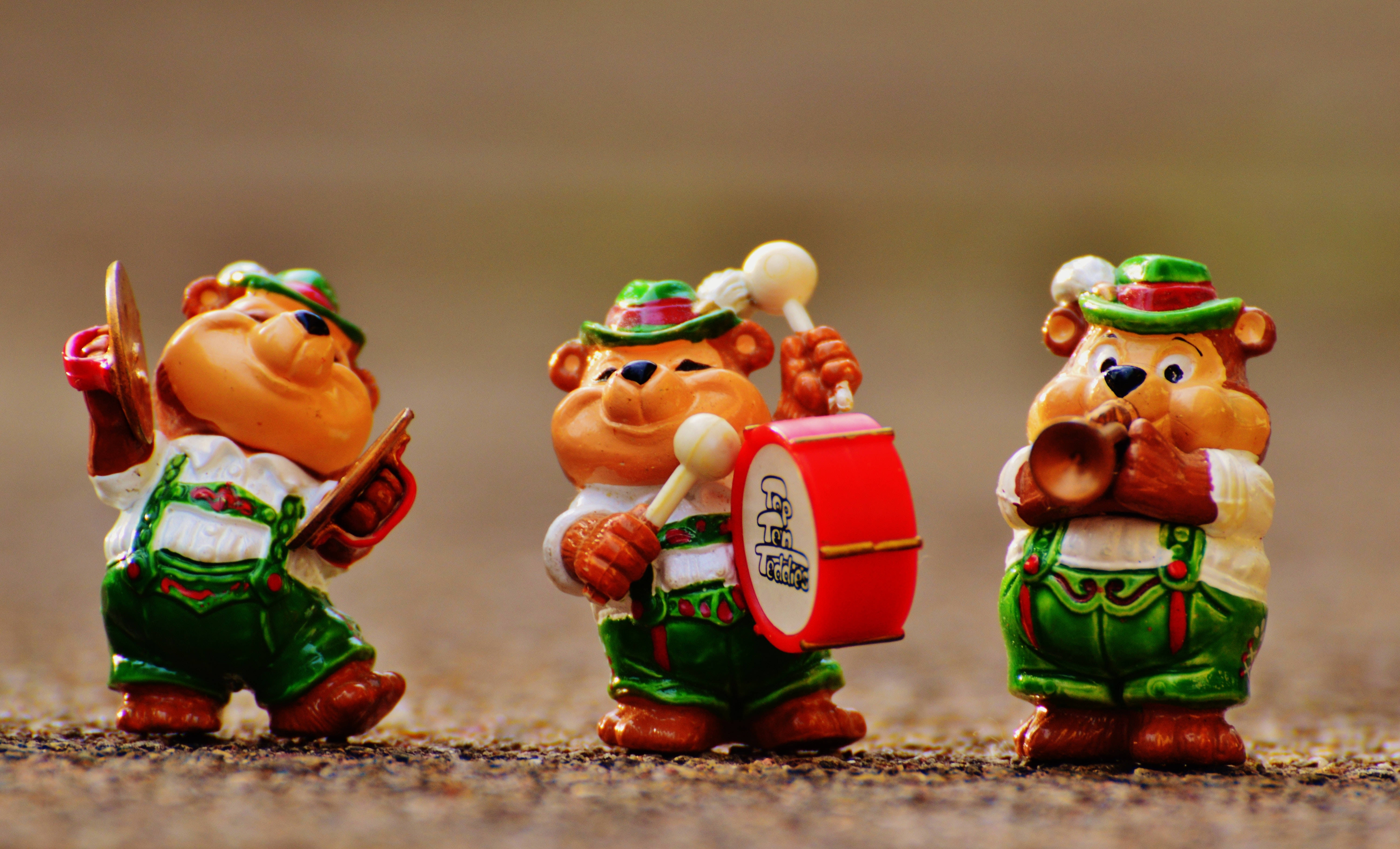 cute bear band figurines, green lederhosen, musical instruments, 5K Desktop Wallpaper