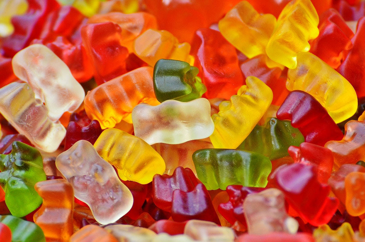 chewy translucent gummy bears, red, yellow, SD Desktop Wallpaper