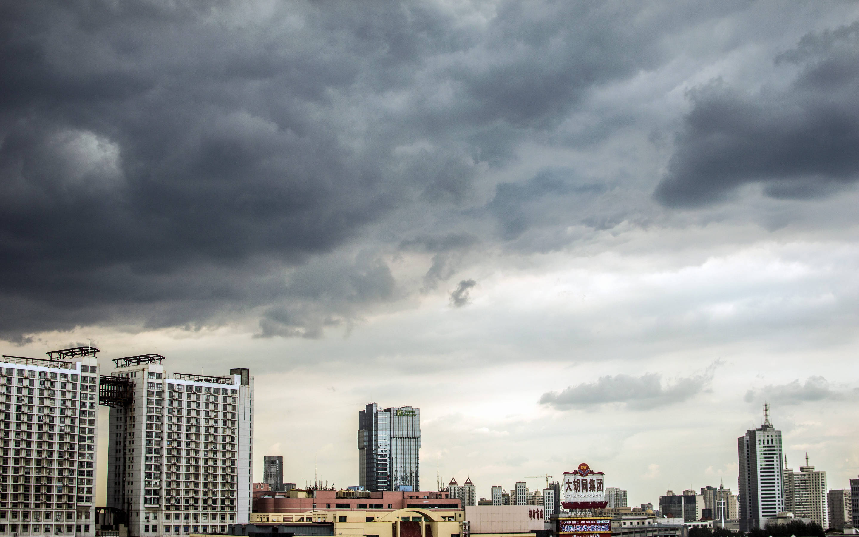 Tianjin, gloomy sky, heavy overcast sky, 2K Desktop Wallpaper