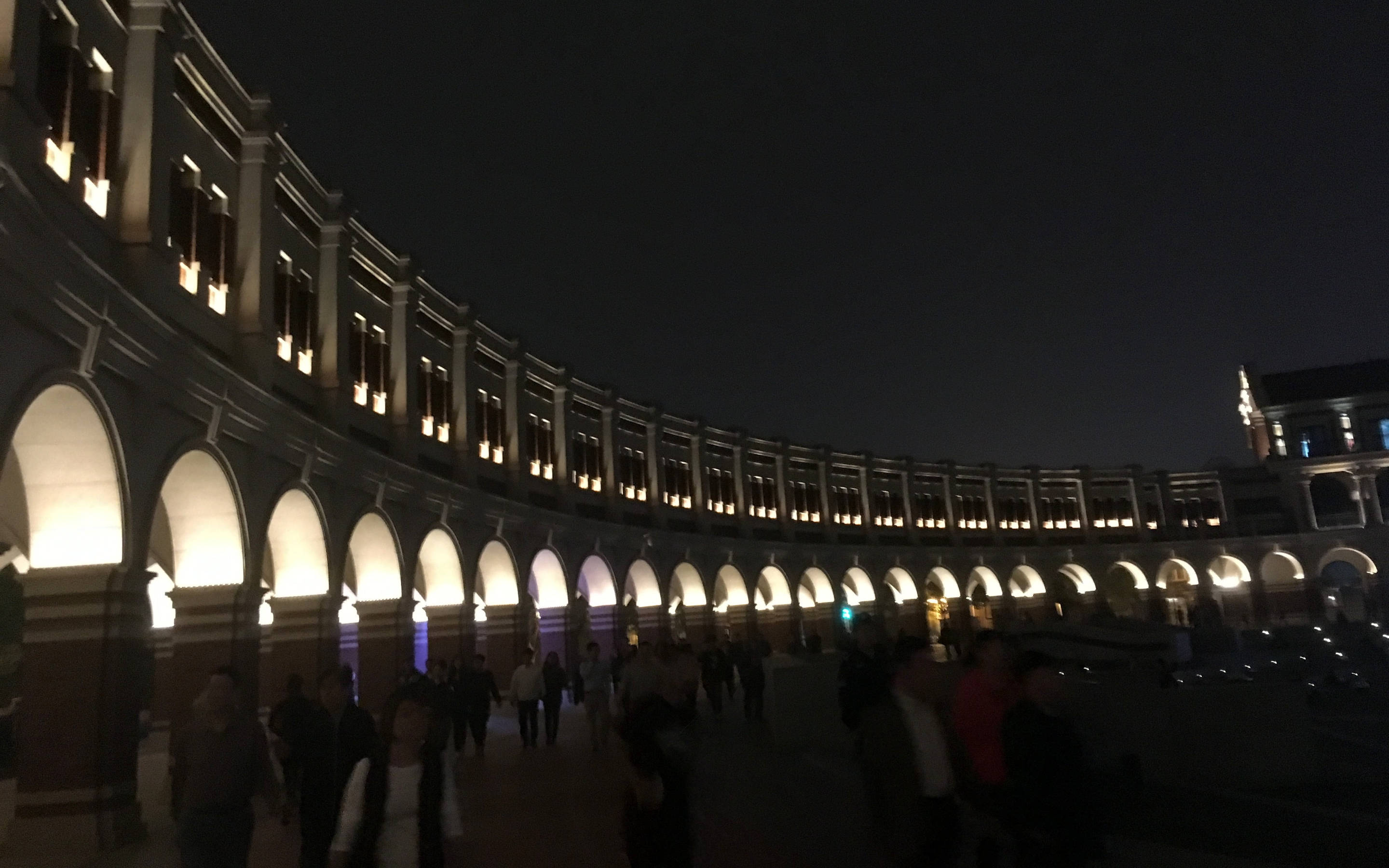 Tianjin, crowded tourist spot, grand curved colonnade, 2K Desktop Wallpaper