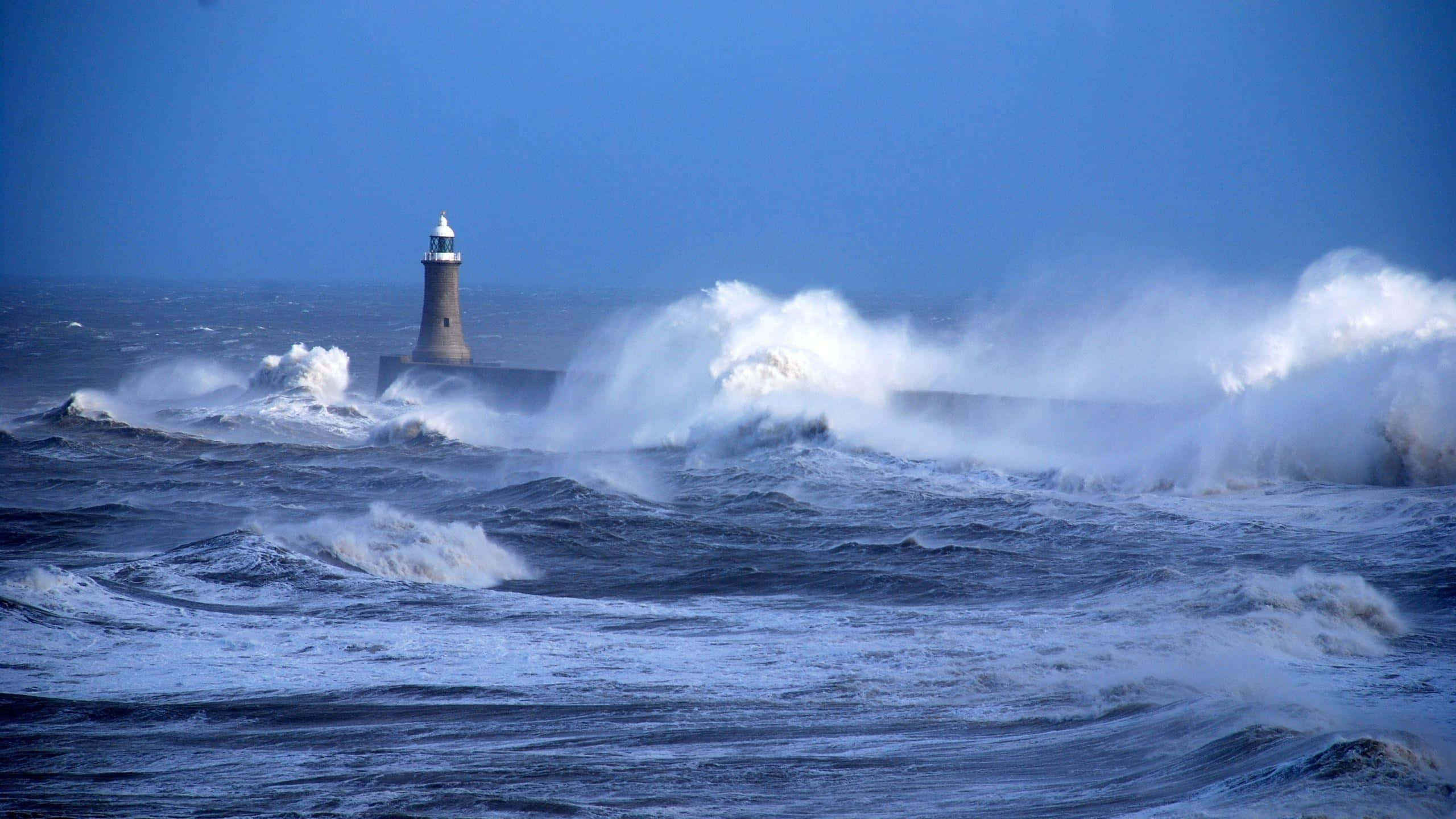 lighthouse, crashing waves, stormy blue sky, 2K Desktop Wallpaper