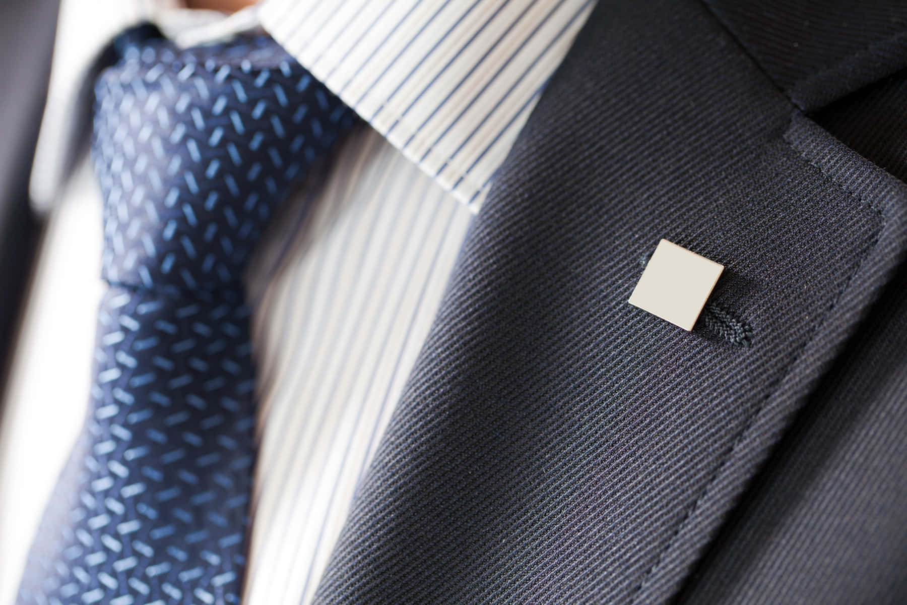 navy suit, patterned blue tie, white pocket square, HD Desktop Wallpaper