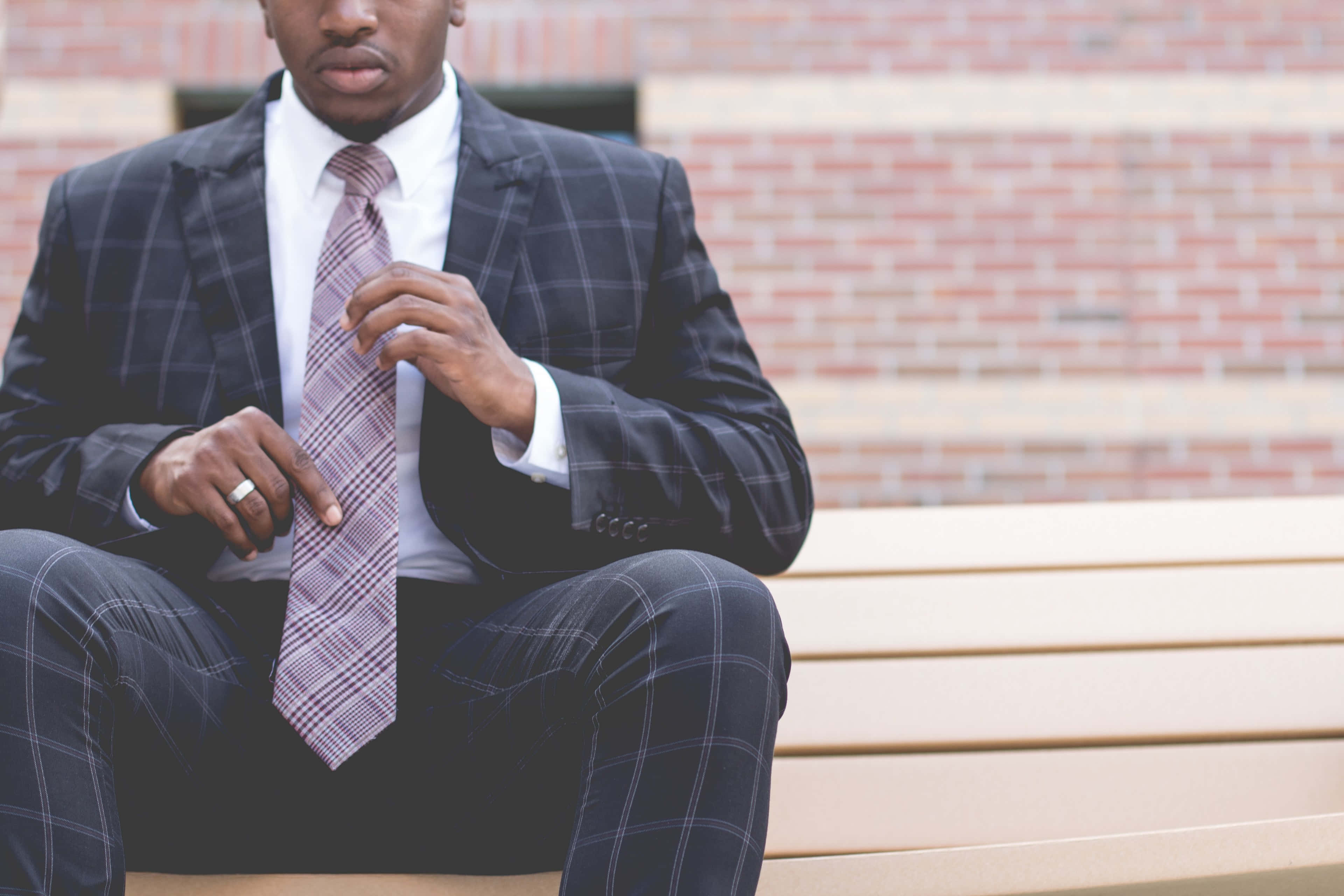plaid suit, patterned tie, bench, 4K Desktop Wallpaper