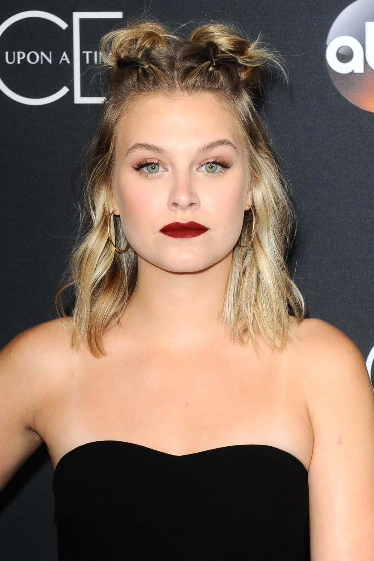 Tiera Skovbye, red carpet look, blonde hair, HD Phone Wallpaper