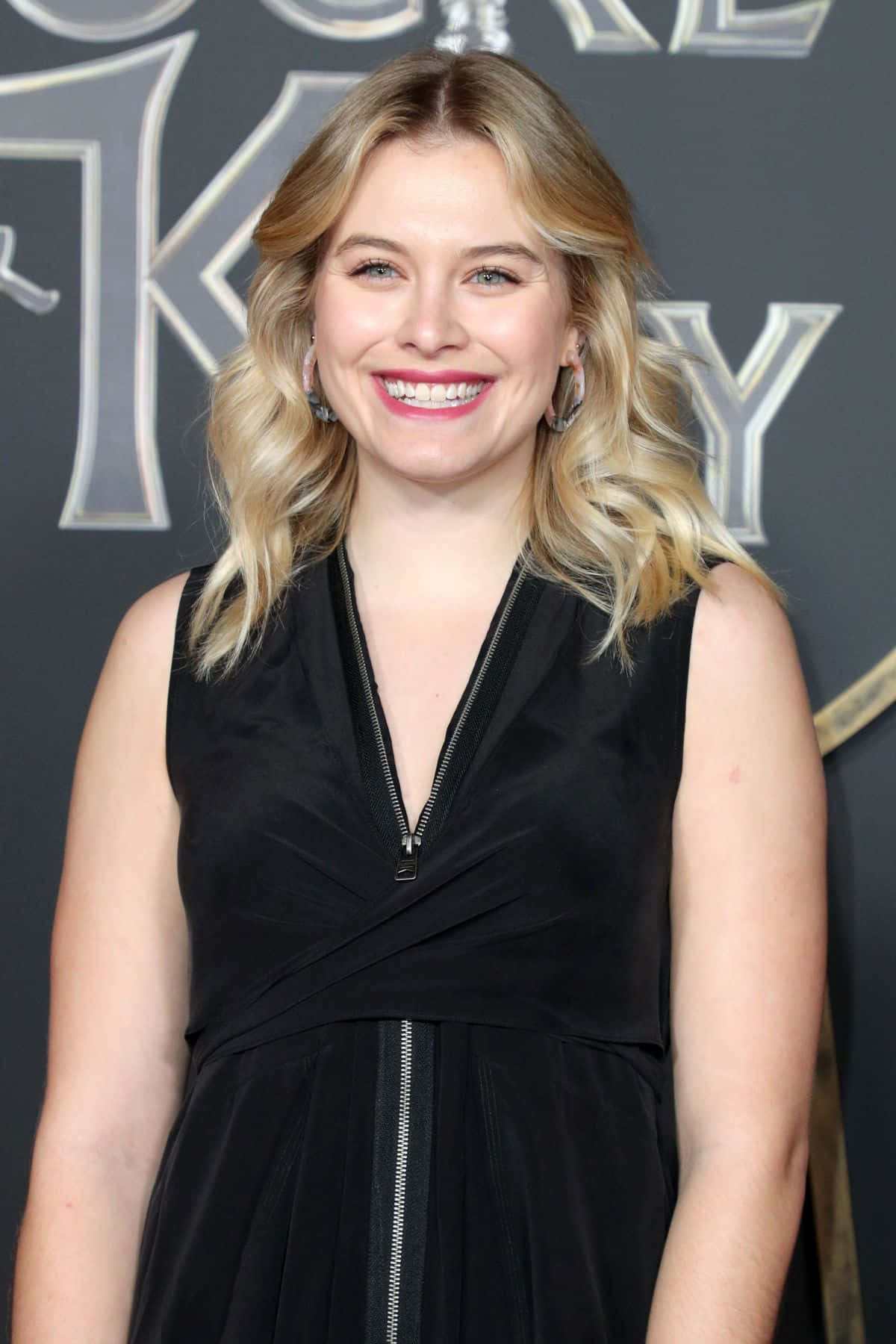 Tiera Skovbye, black zip-front dress, movie premiere, HD Phone Wallpaper