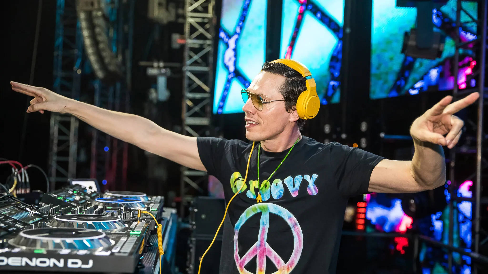 Tiesto, yellow headphones, tie-dye peace sign shirt, Full HD Desktop Wallpaper