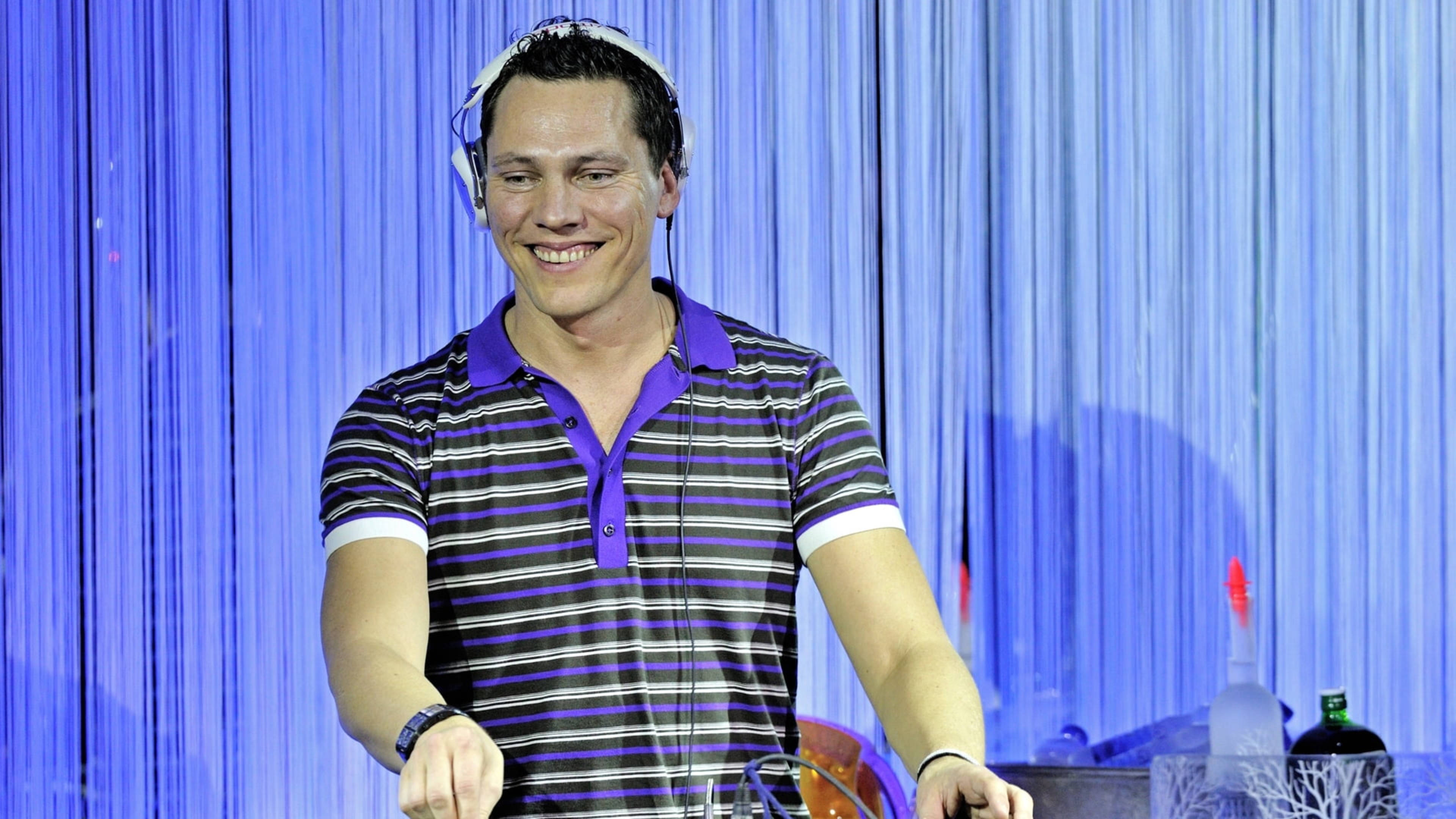 Tiesto, striped polo shirt, headphones, 4K Desktop Wallpaper