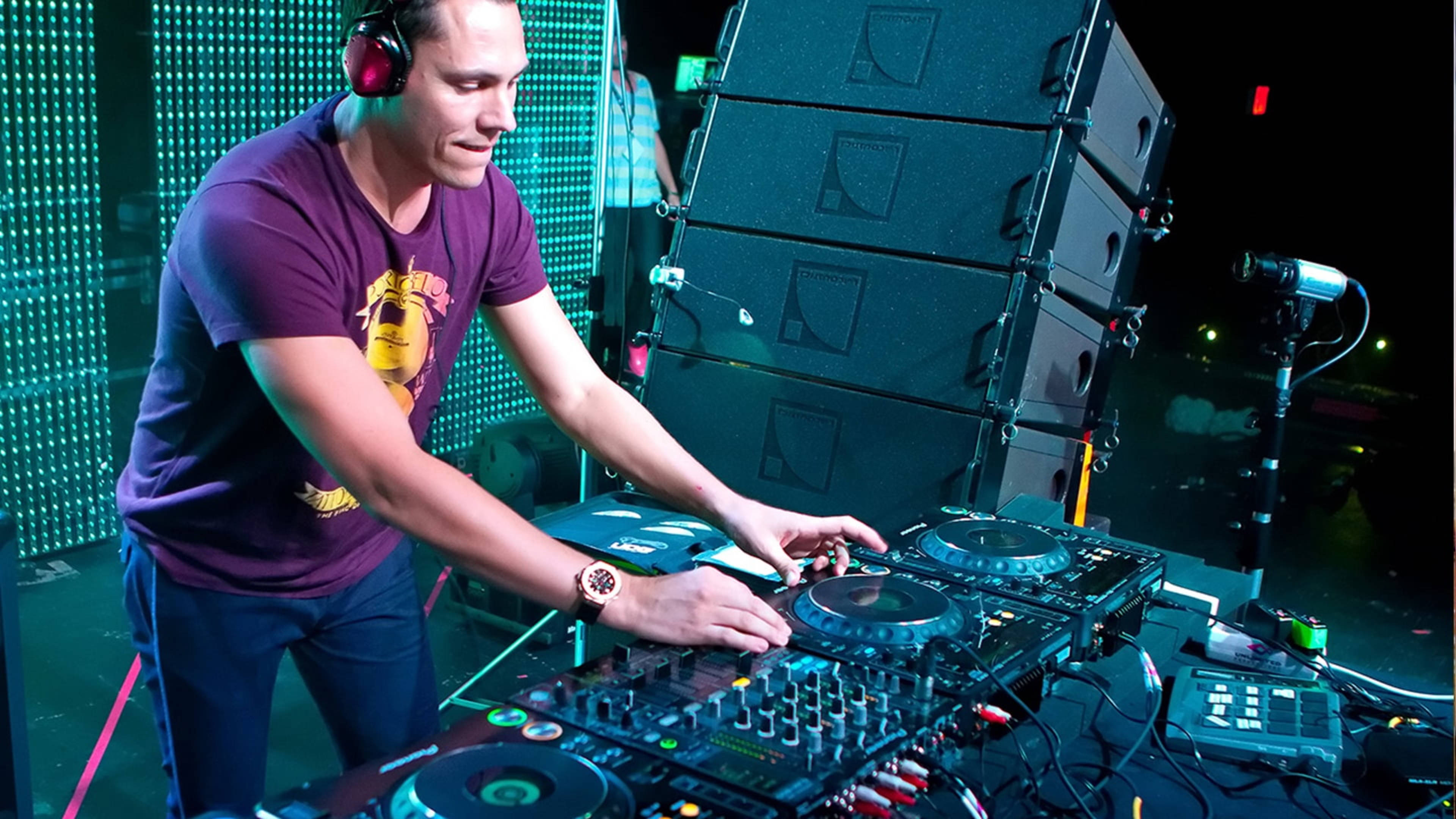 Tiesto, DJ booth, purple shirt, 4K Desktop Wallpaper