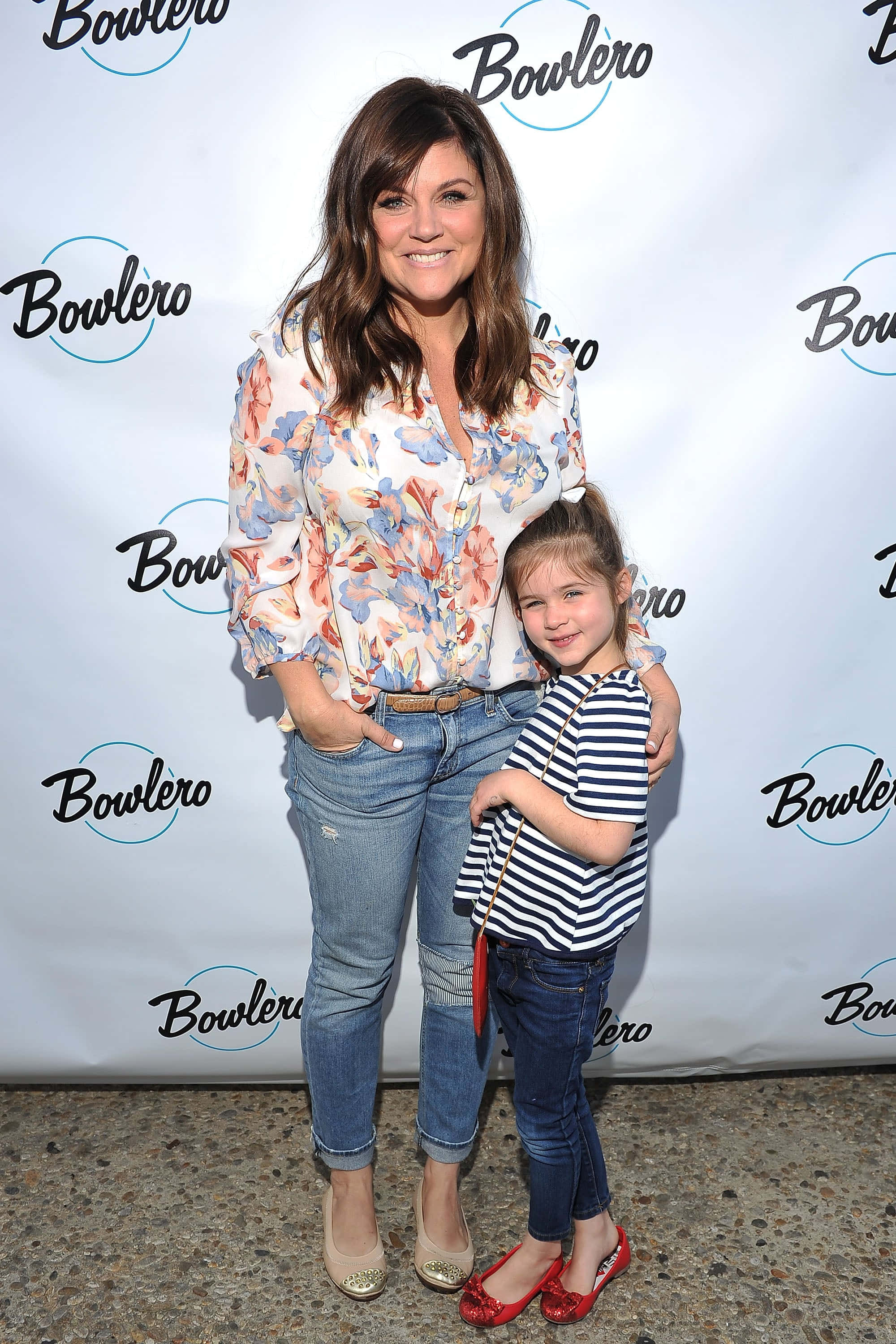 Tiffani Thiessen, branded backdrop, event, 2K Phone Wallpaper
