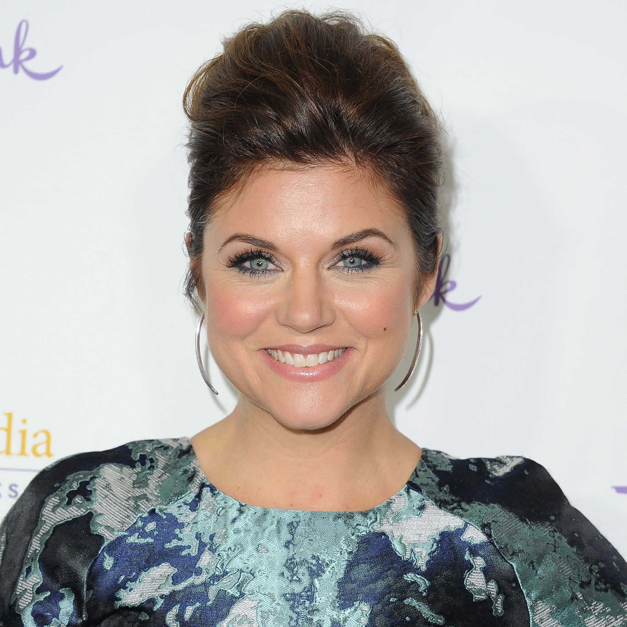 Tiffani Thiessen, teal and black top, hoop earrings, Full HD Desktop Wallpaper