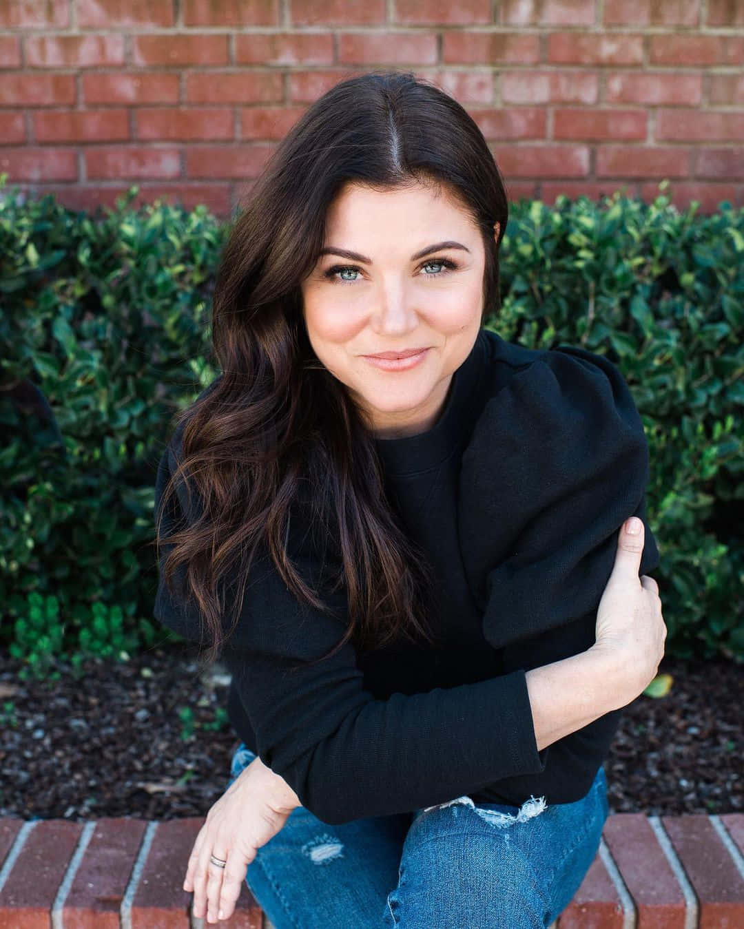 Tiffani Thiessen, long dark hair, brick ledge, HD Phone Wallpaper