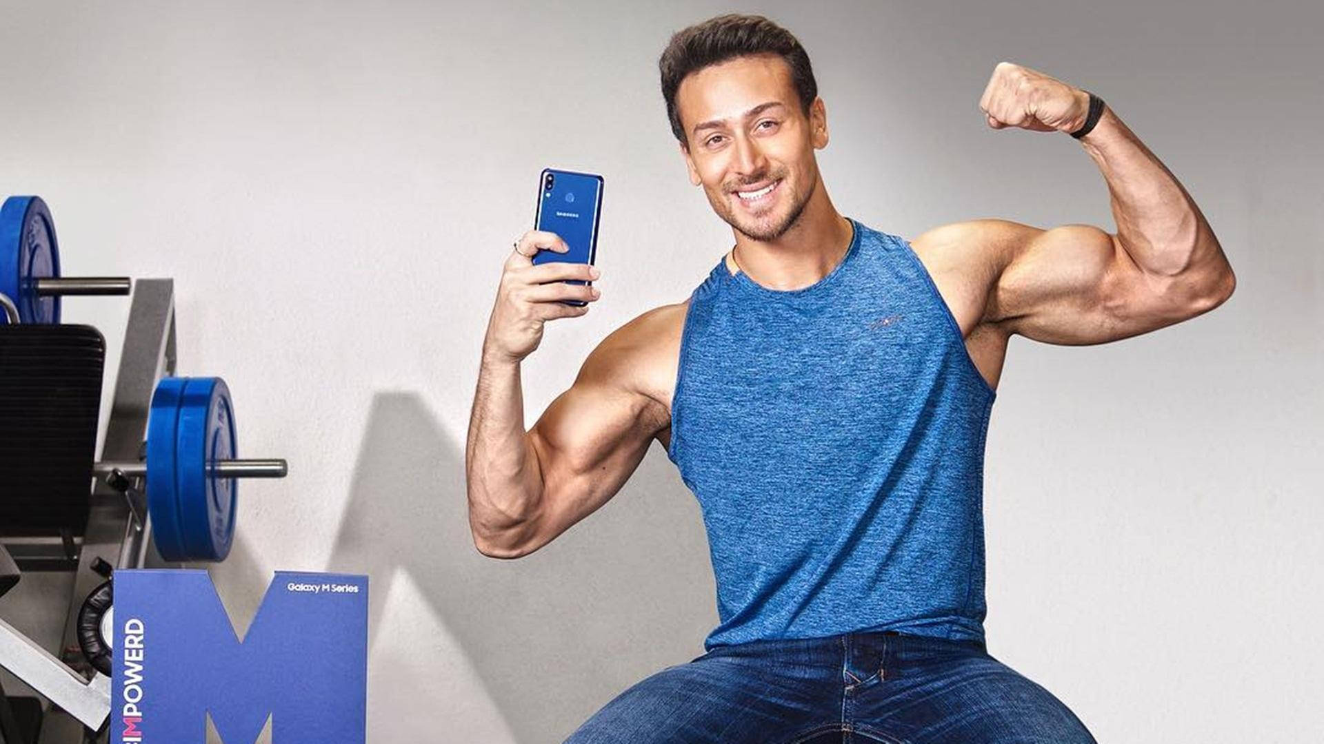 Tiger Shroff Body, mirror selfie, blue smartphone, Full HD Desktop Wallpaper