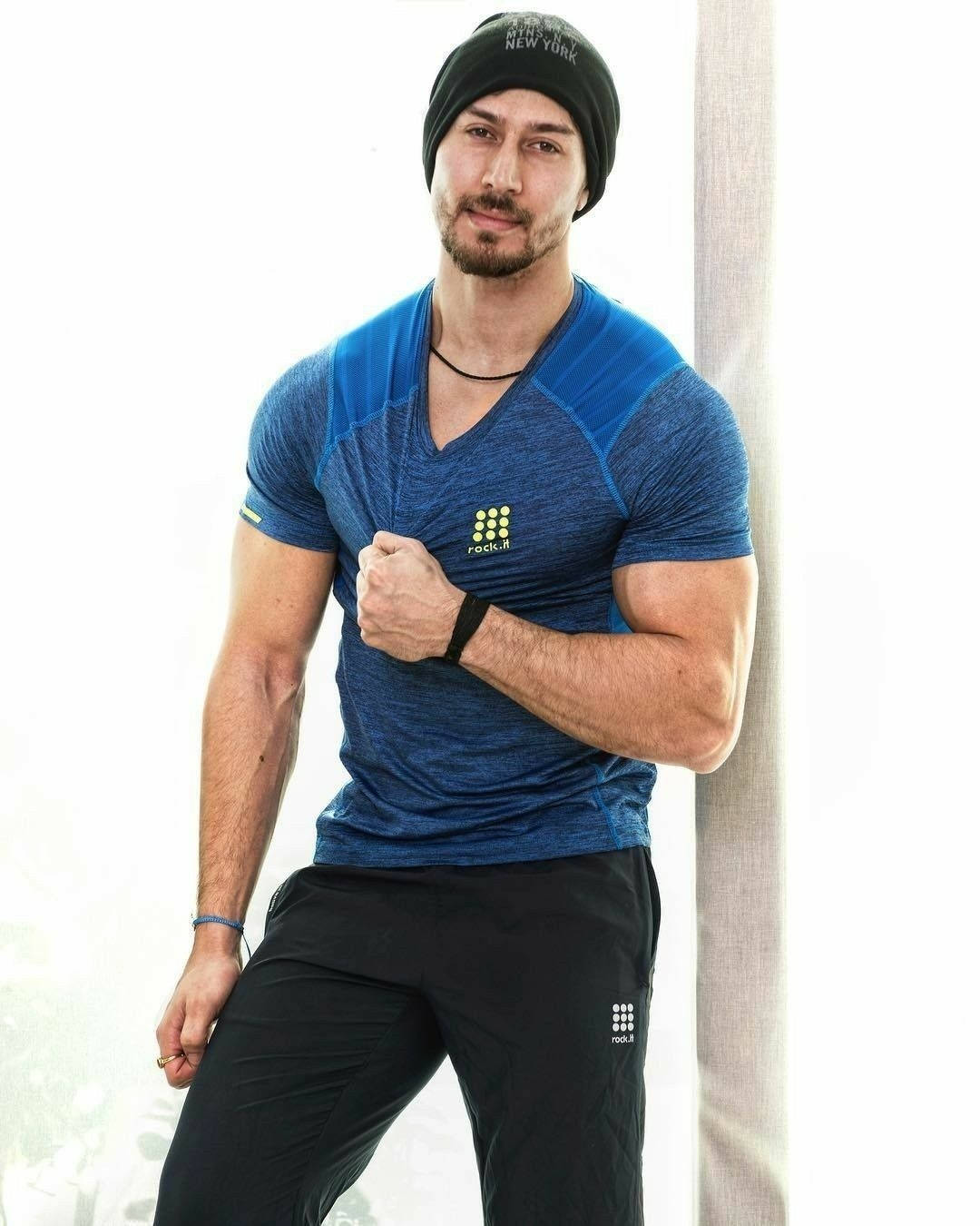 Tiger Shroff, blue shirt, black beanie, HD Phone Wallpaper