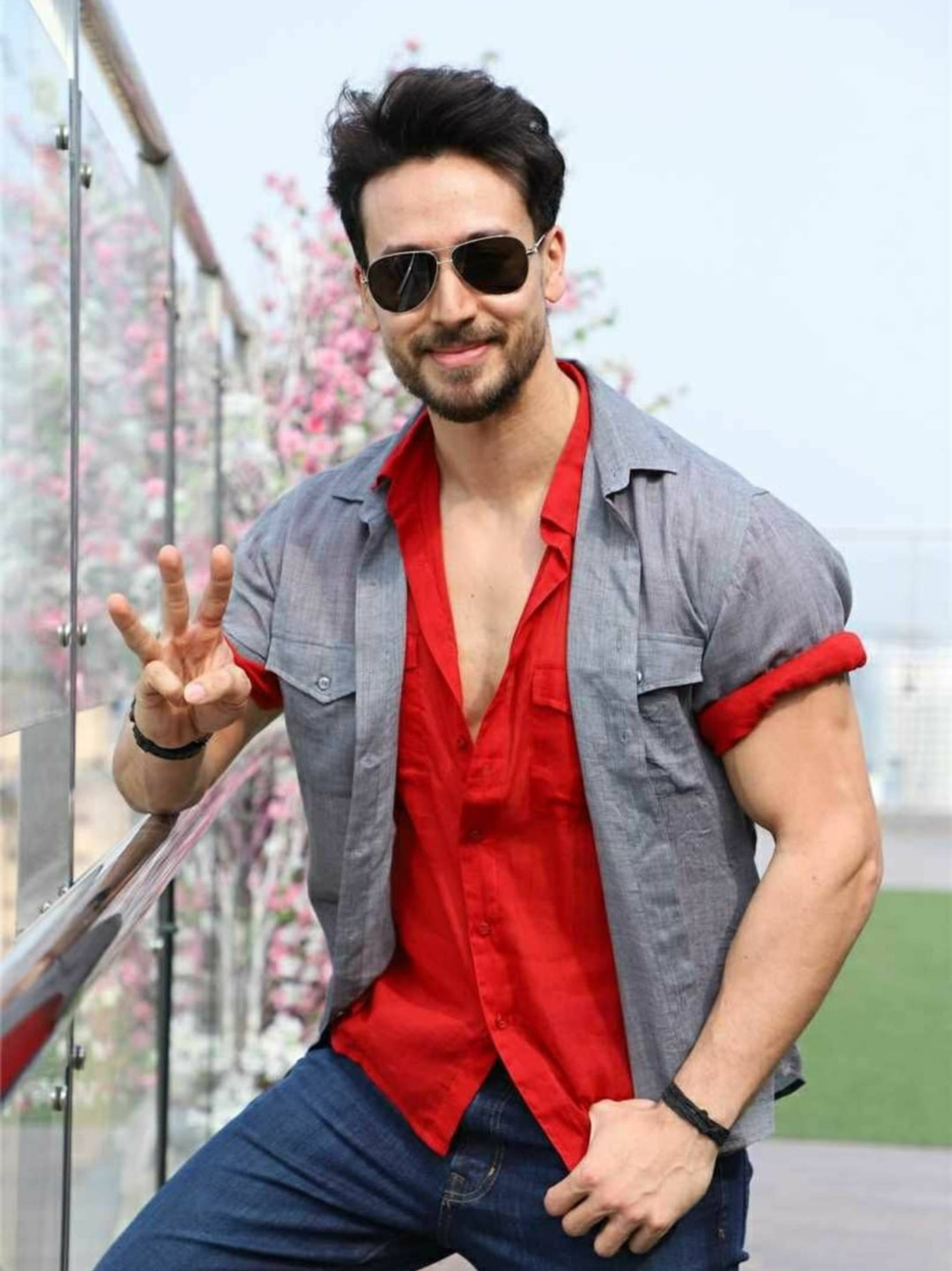 Tiger Shroff, red shirt, gray vest, 2K Phone Wallpaper