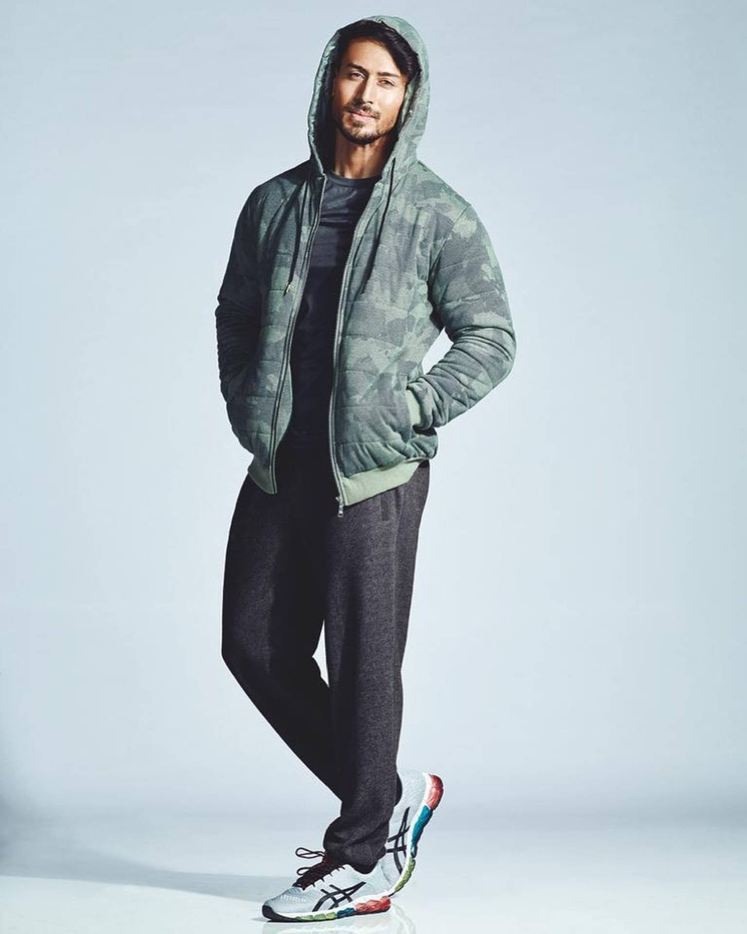Tiger Shroff, green camouflage hoodie, grey sweatpants, Full HD Phone Wallpaper