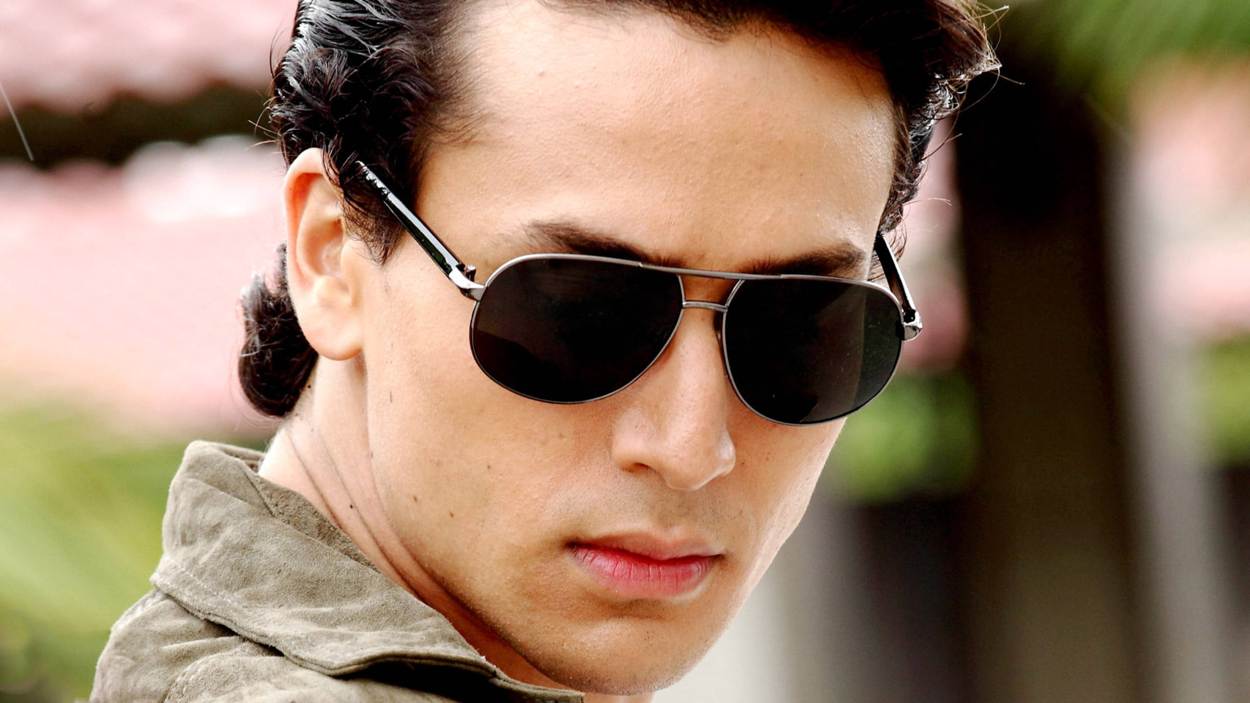 Tiger Shroff, aviator sunglasses, green jacket, 2K Desktop Wallpaper