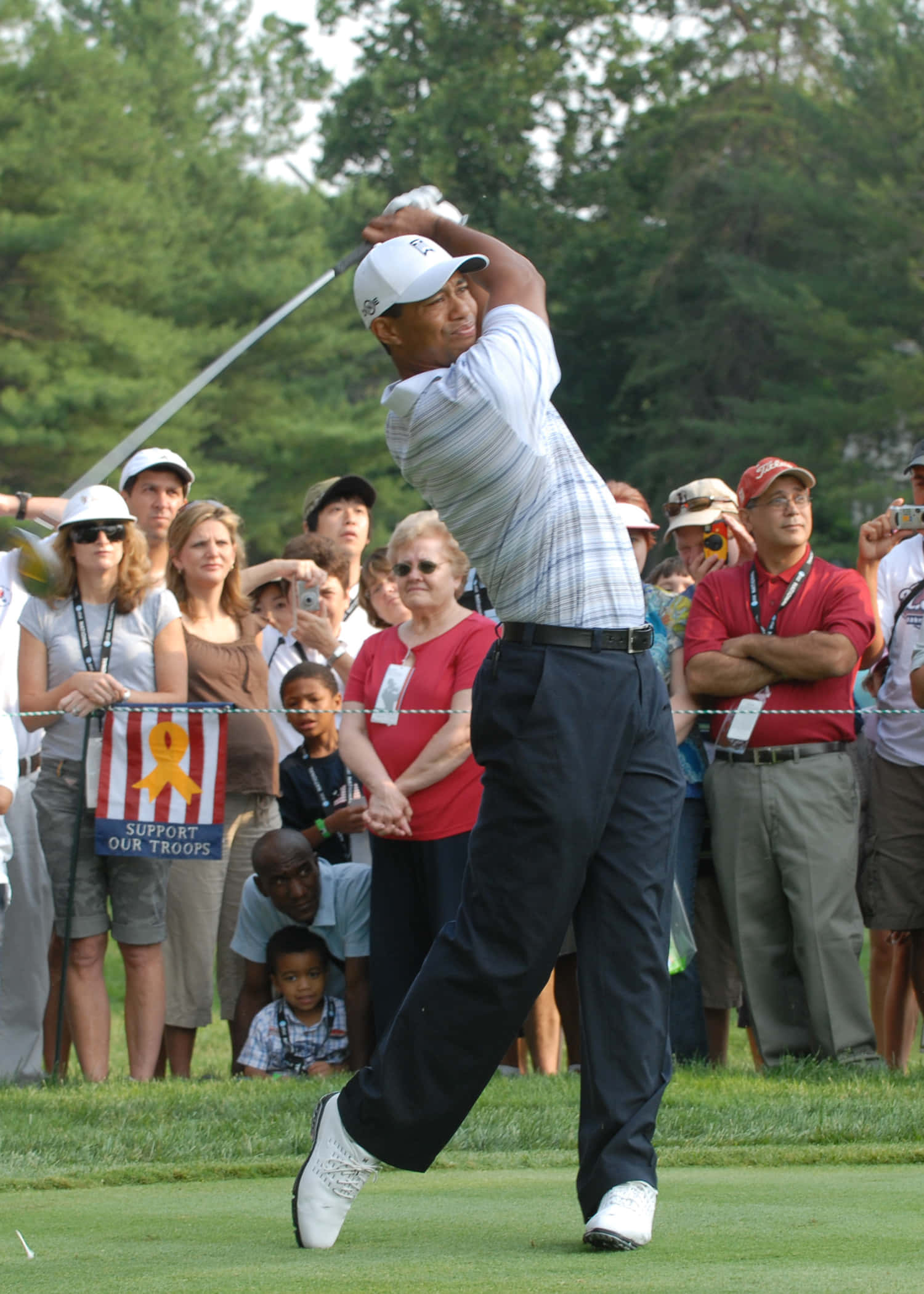 Tiger Woods, iPhone, lush green course, Full HD Phone Wallpaper