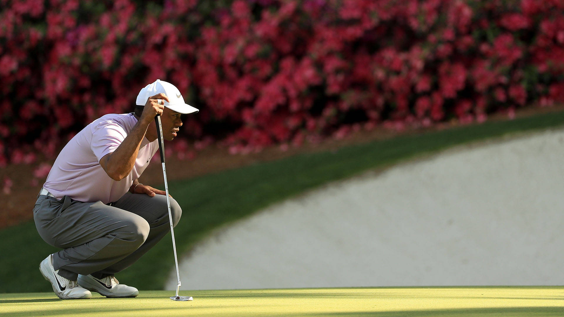 Tiger Woods Masters, white shirt, crouching, Full HD Desktop Wallpaper