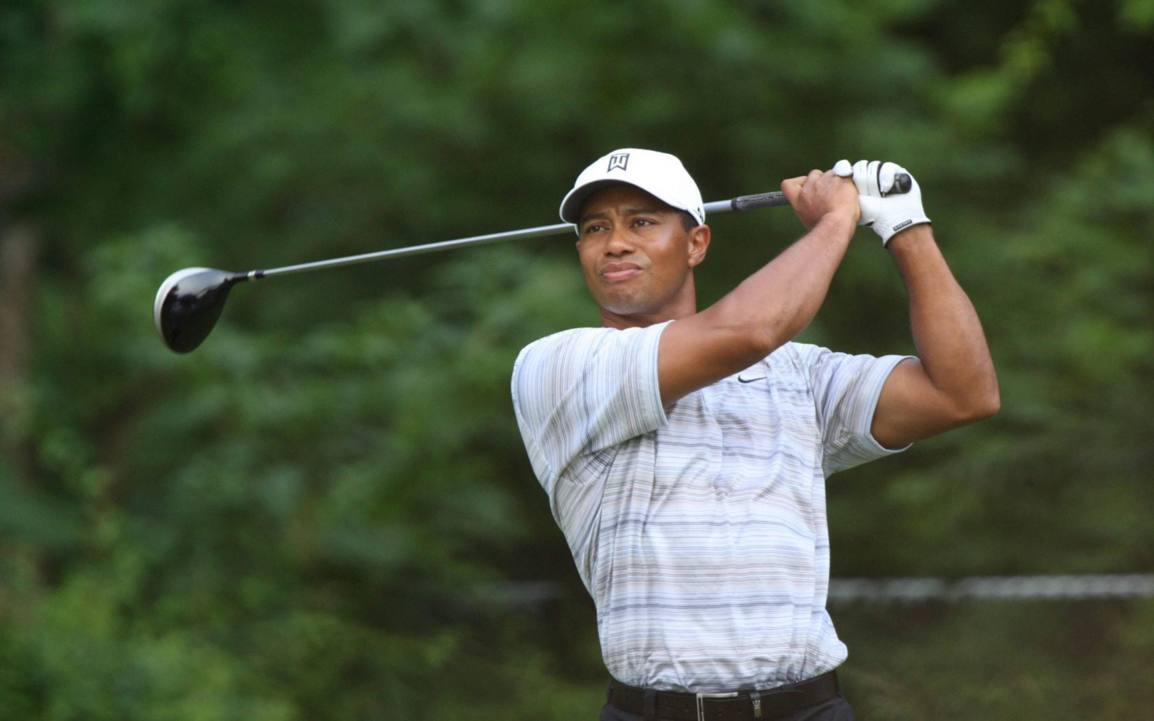 Tiger Woods, 2007 Memorial Pro, lush green golf course, 4K Desktop Wallpaper
