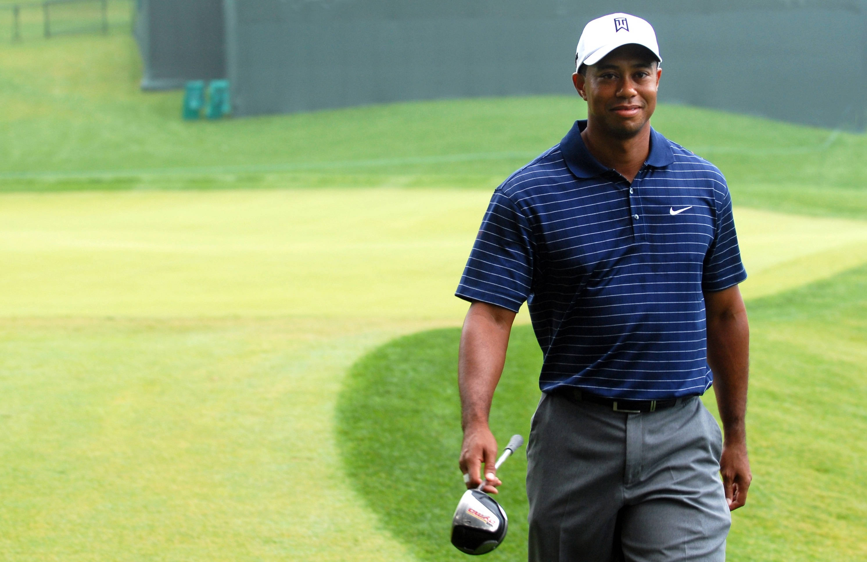 Tiger Woods, driver, lush green golf course, 2K Desktop Wallpaper