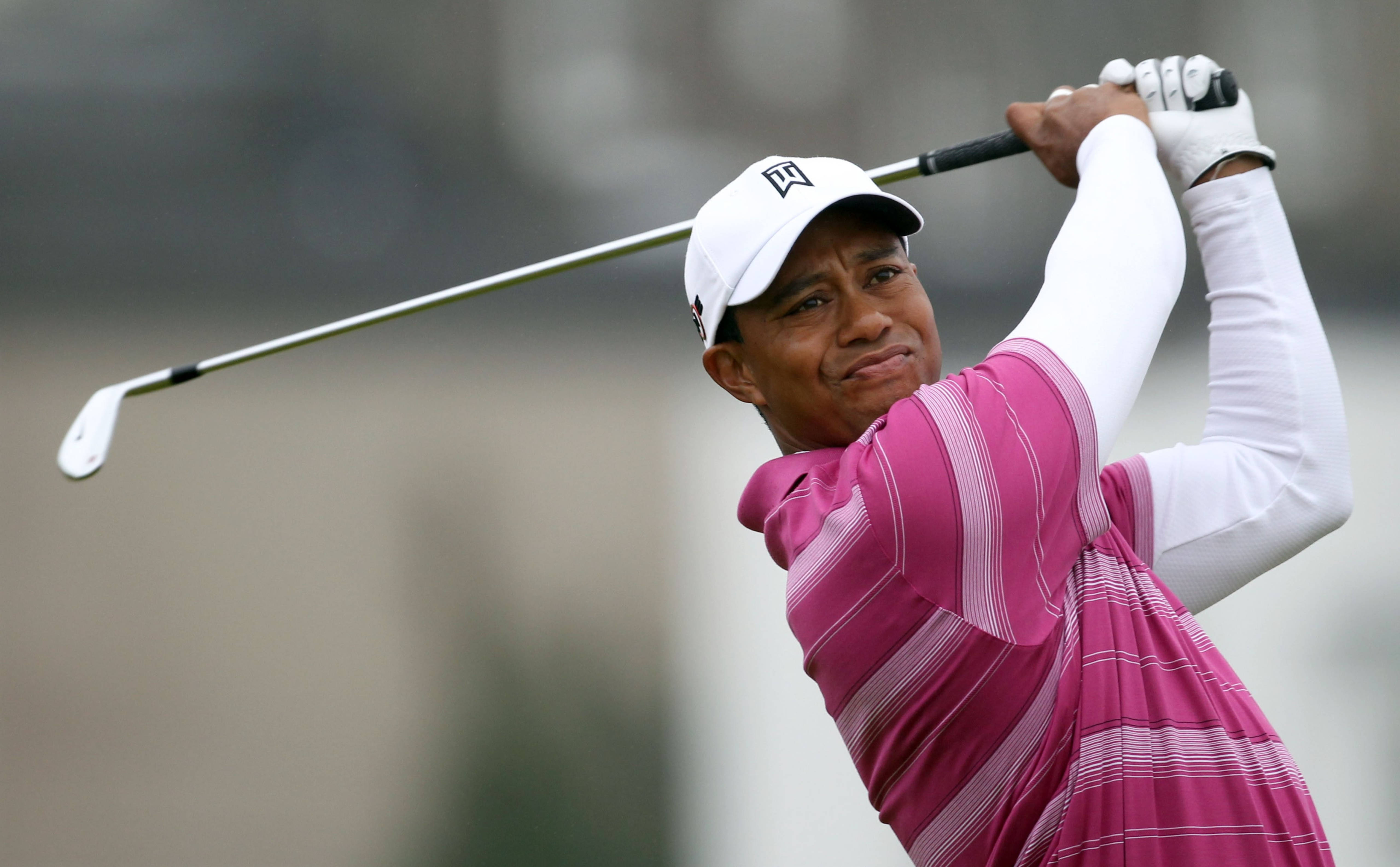 Tiger Woods, pink striped shirt, white cap, 5K Desktop Wallpaper
