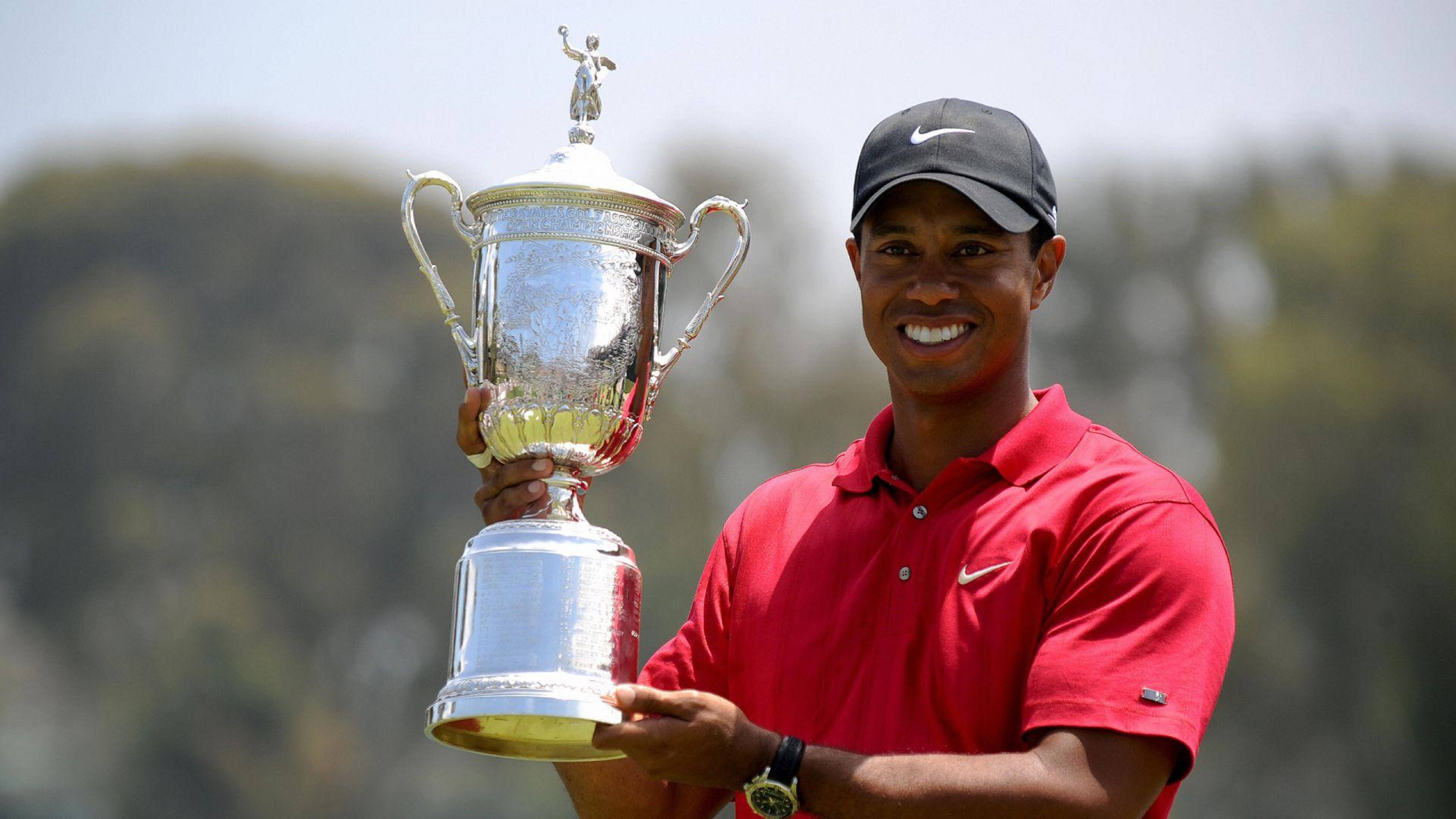 Tiger Woods, 2008 US Trophy, silver, 5K Desktop Wallpaper