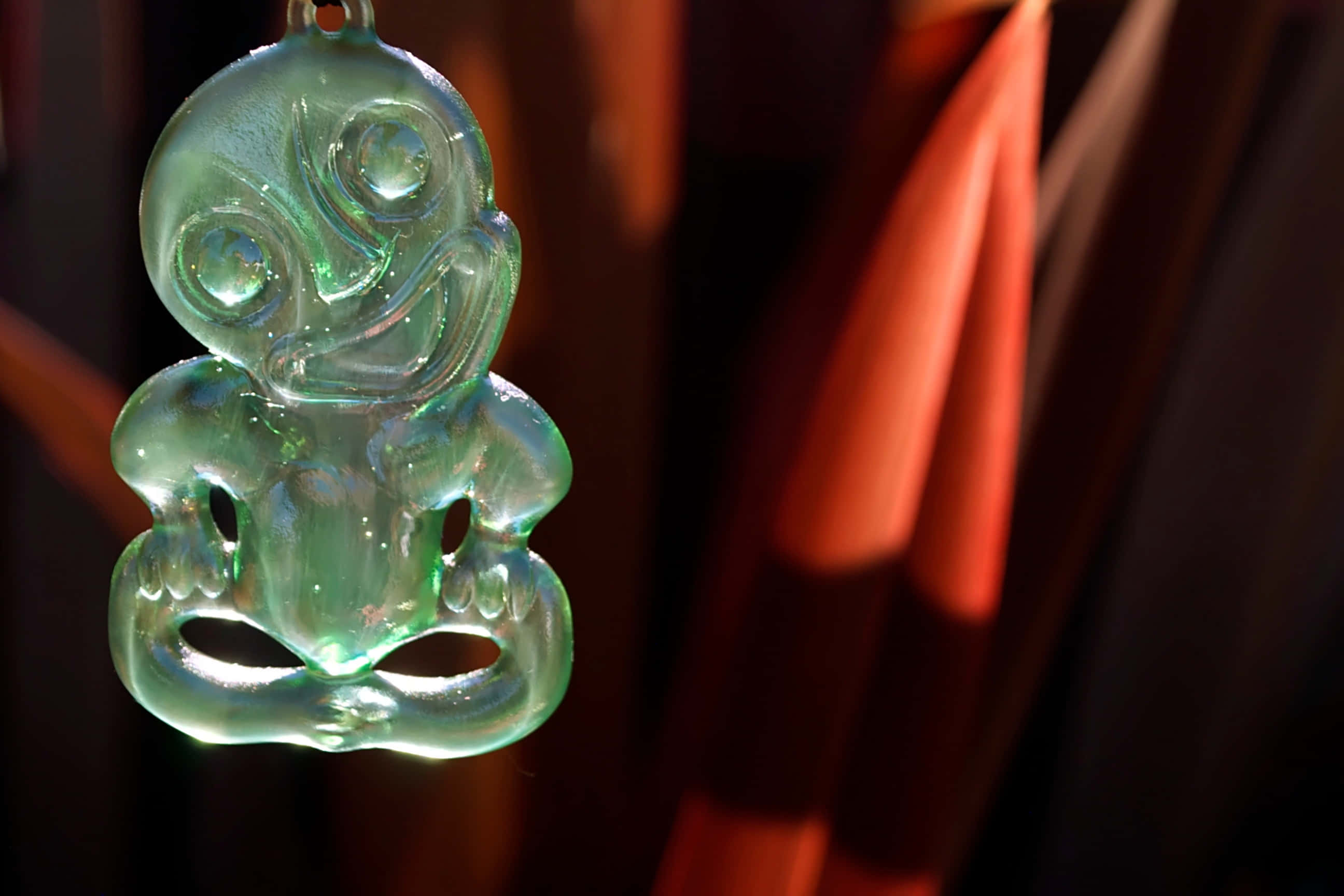 green tiki pendant, translucent green glass, stylized frog, 2K Desktop Wallpaper