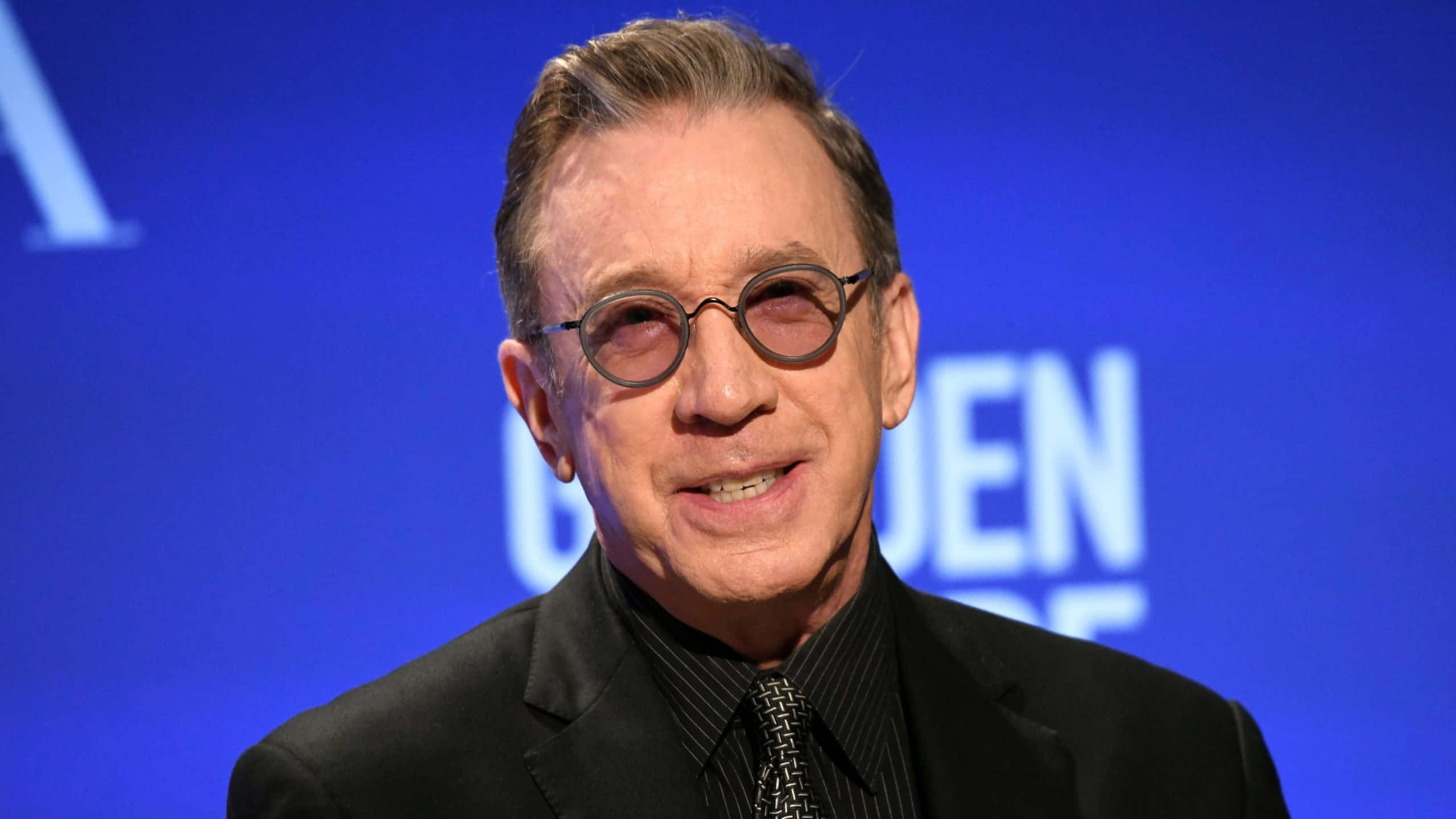 Tim Allen, round glasses, black suit, 2K Desktop Wallpaper