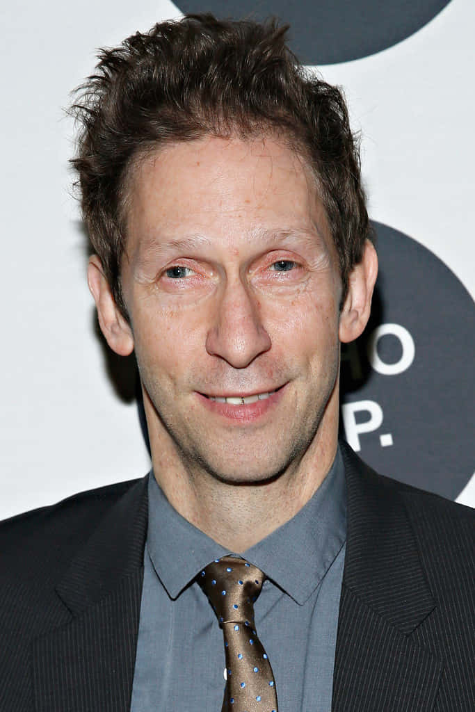 Tim Blake Nelson, dark suit, patterned tie, SD Phone Wallpaper