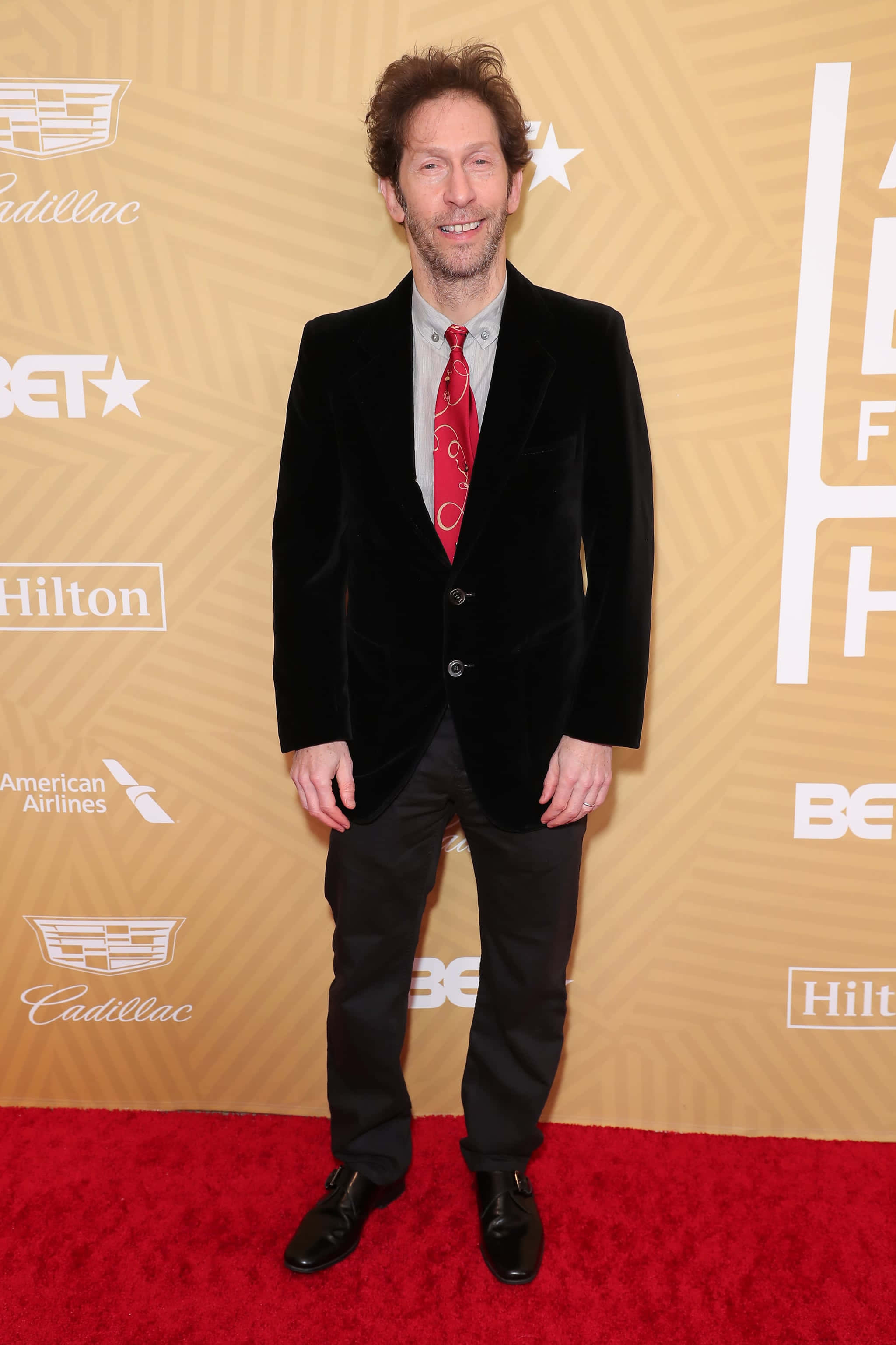 Tim Blake Nelson, black velvet suit, red tie, 2K Phone Wallpaper