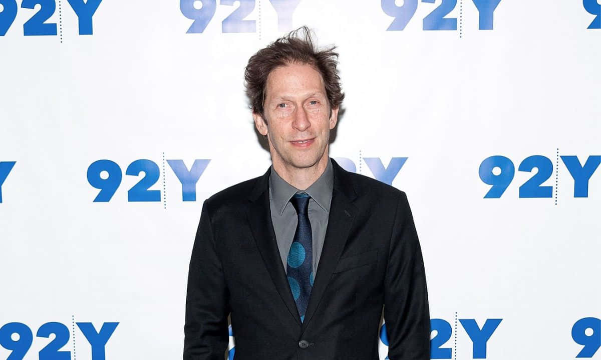 Tim Blake Nelson, black suit, patterned tie, SD Desktop Wallpaper