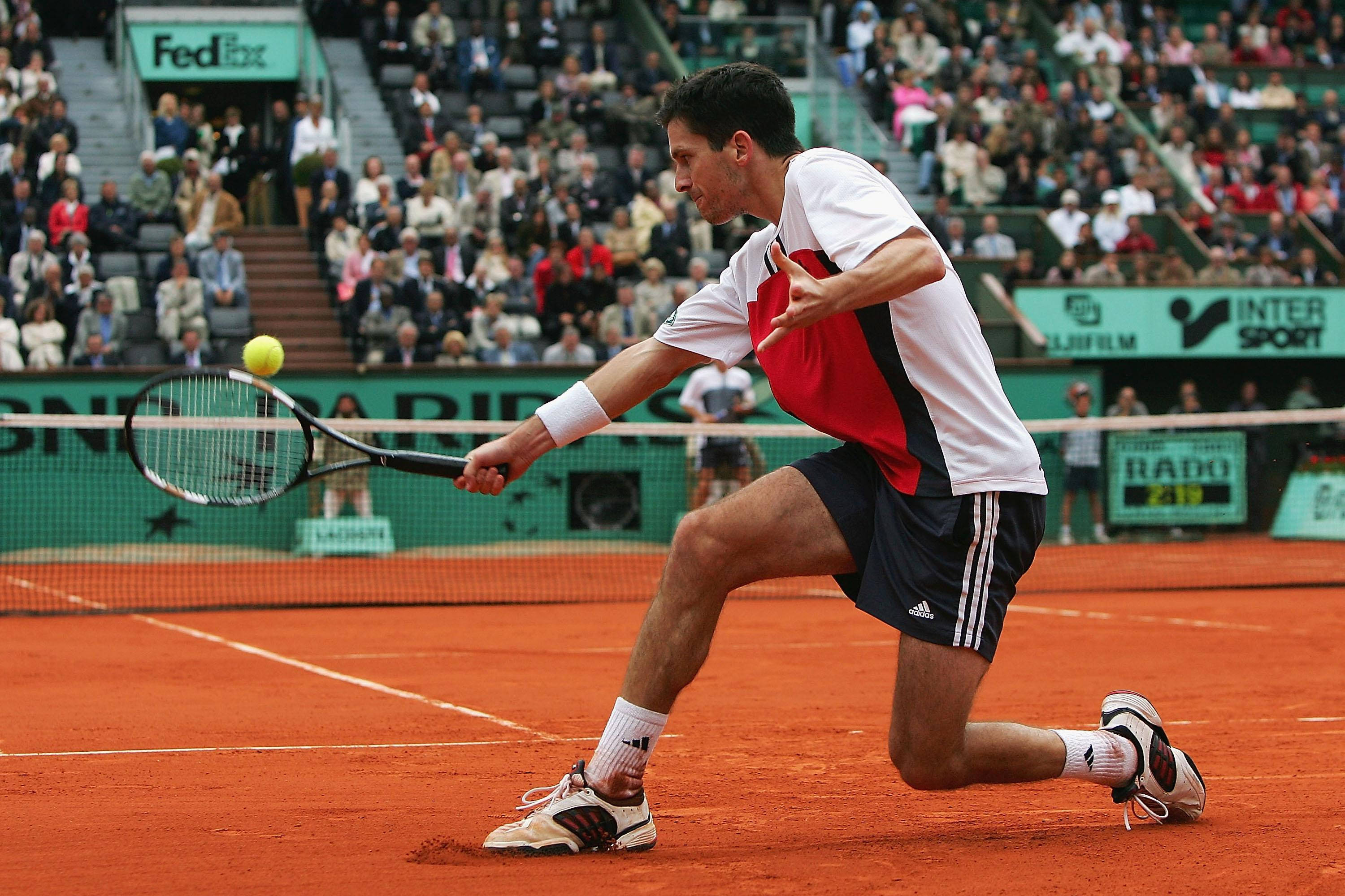 Tim Henman, red clay court, yellow ball, 2K Desktop Wallpaper