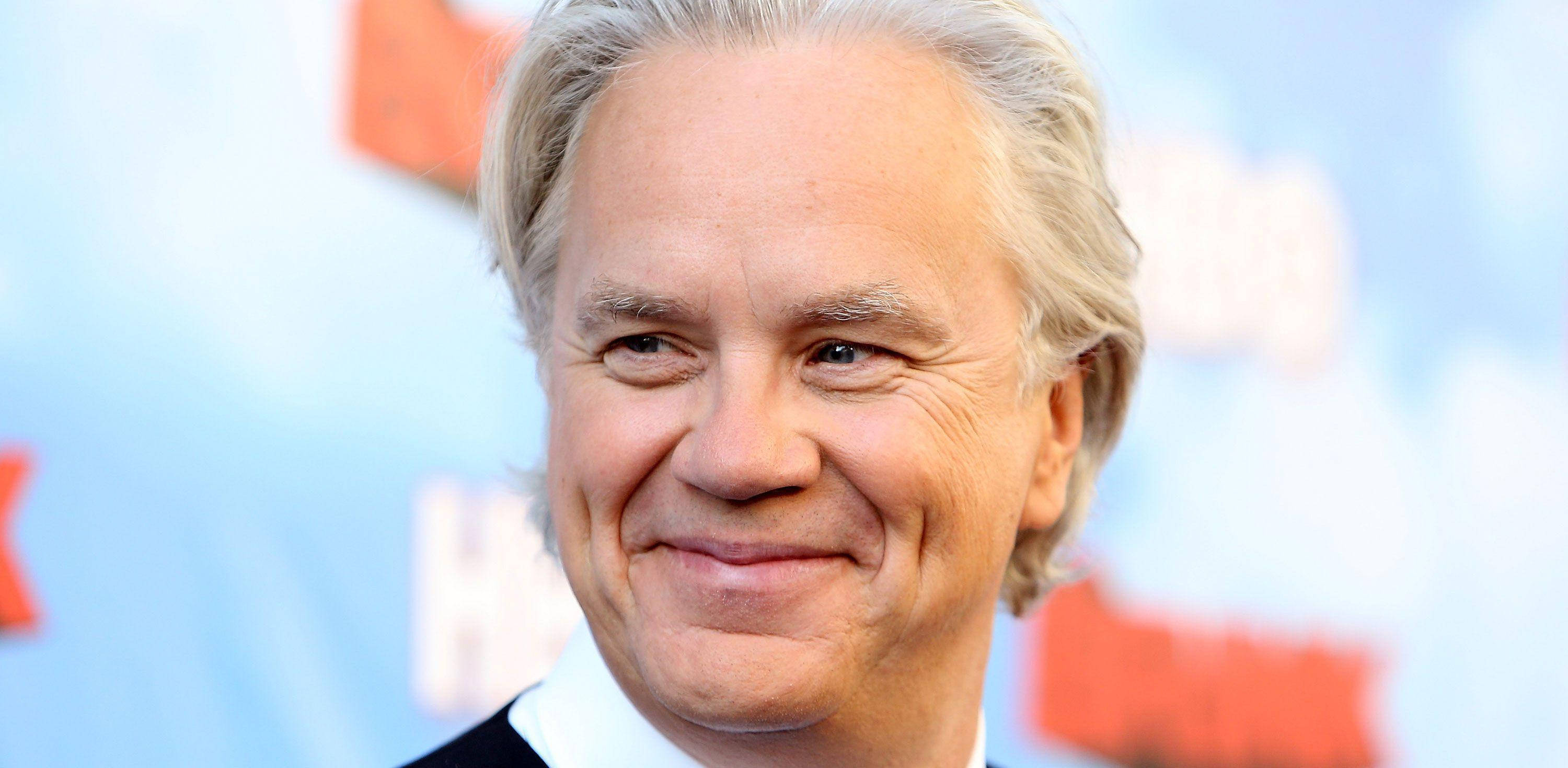 Tim Robbins, gray hair, blue and red background, 2K Desktop Wallpaper