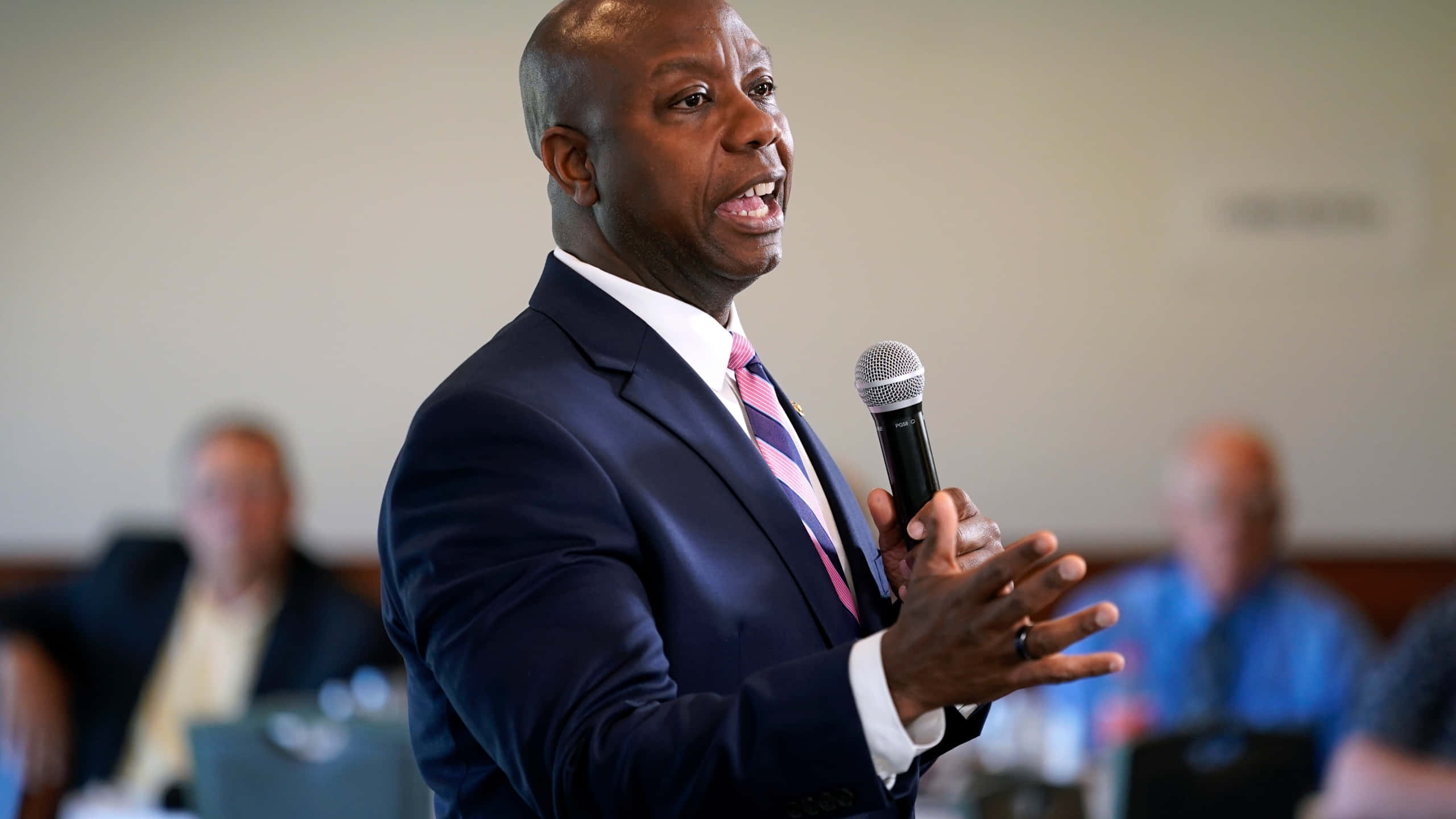 Tim Scott, public speech, dark suit, 2K Desktop Wallpaper