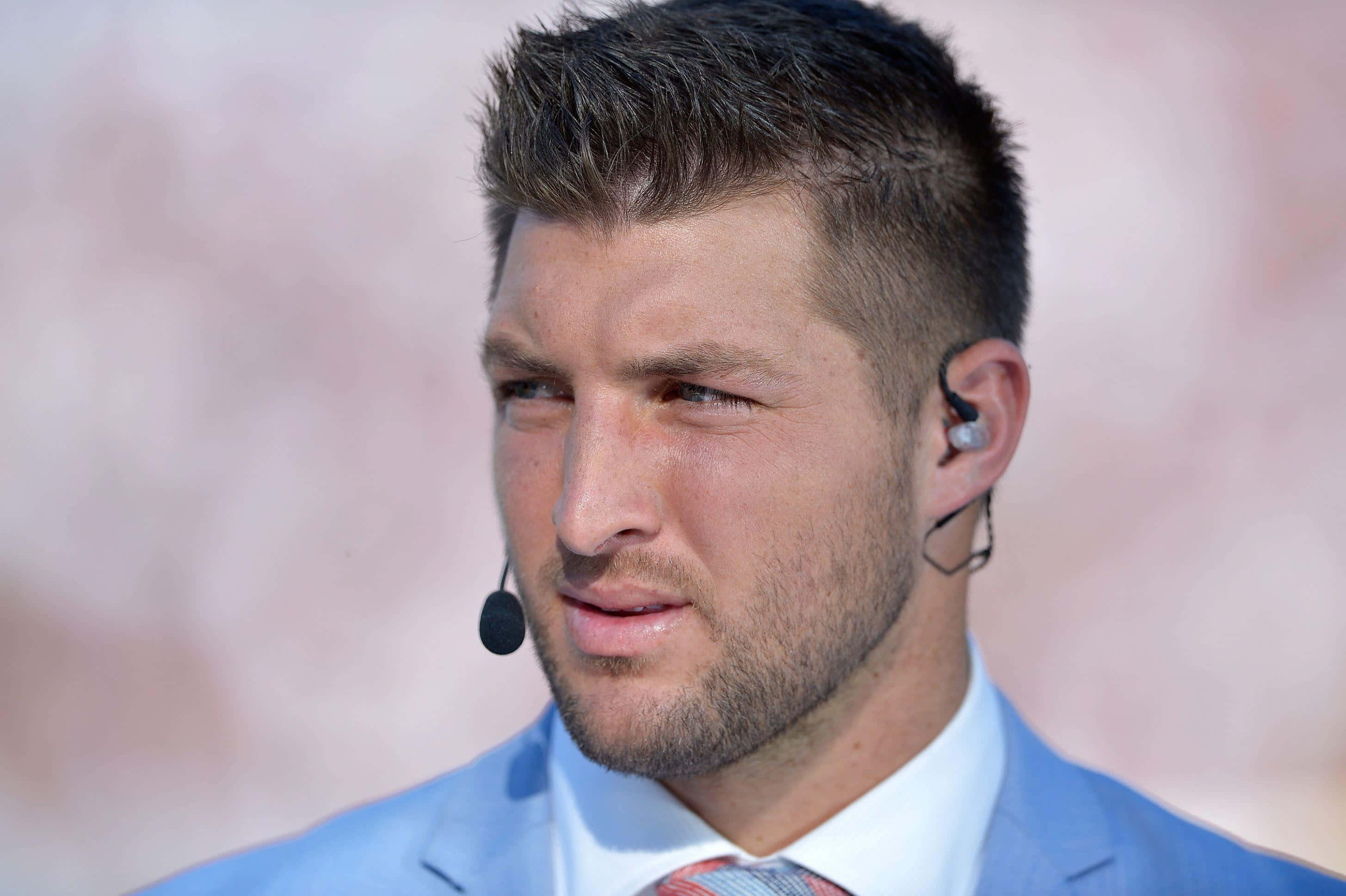 Tim Tebow, light blue suit, microphone headset, 2K Desktop Wallpaper