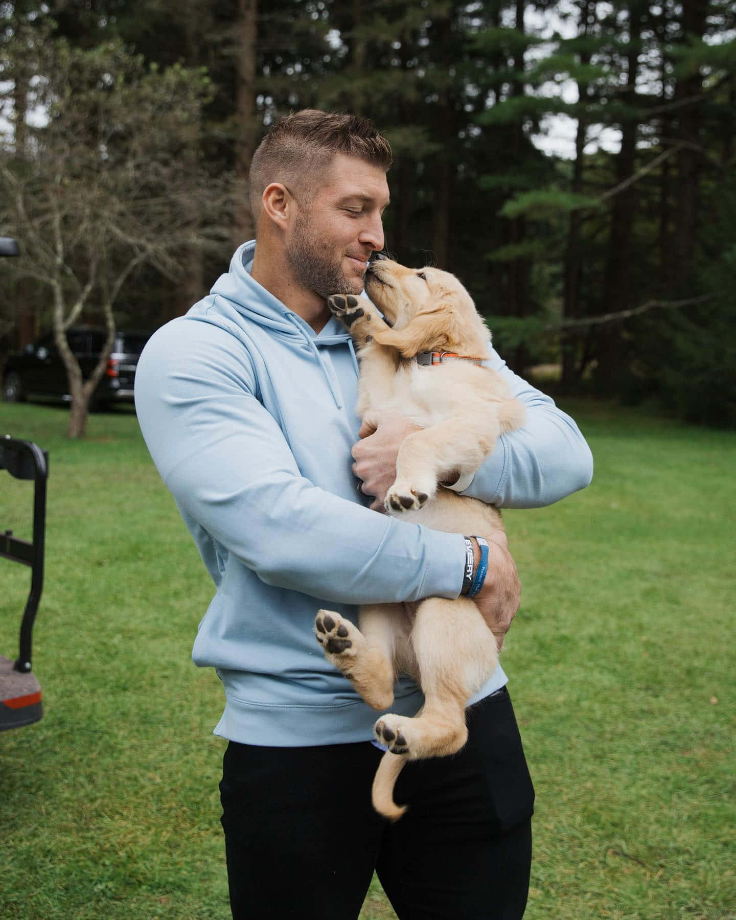 Tim Tebow, light blue hoodie, golden retriever puppy, HD Phone Wallpaper
