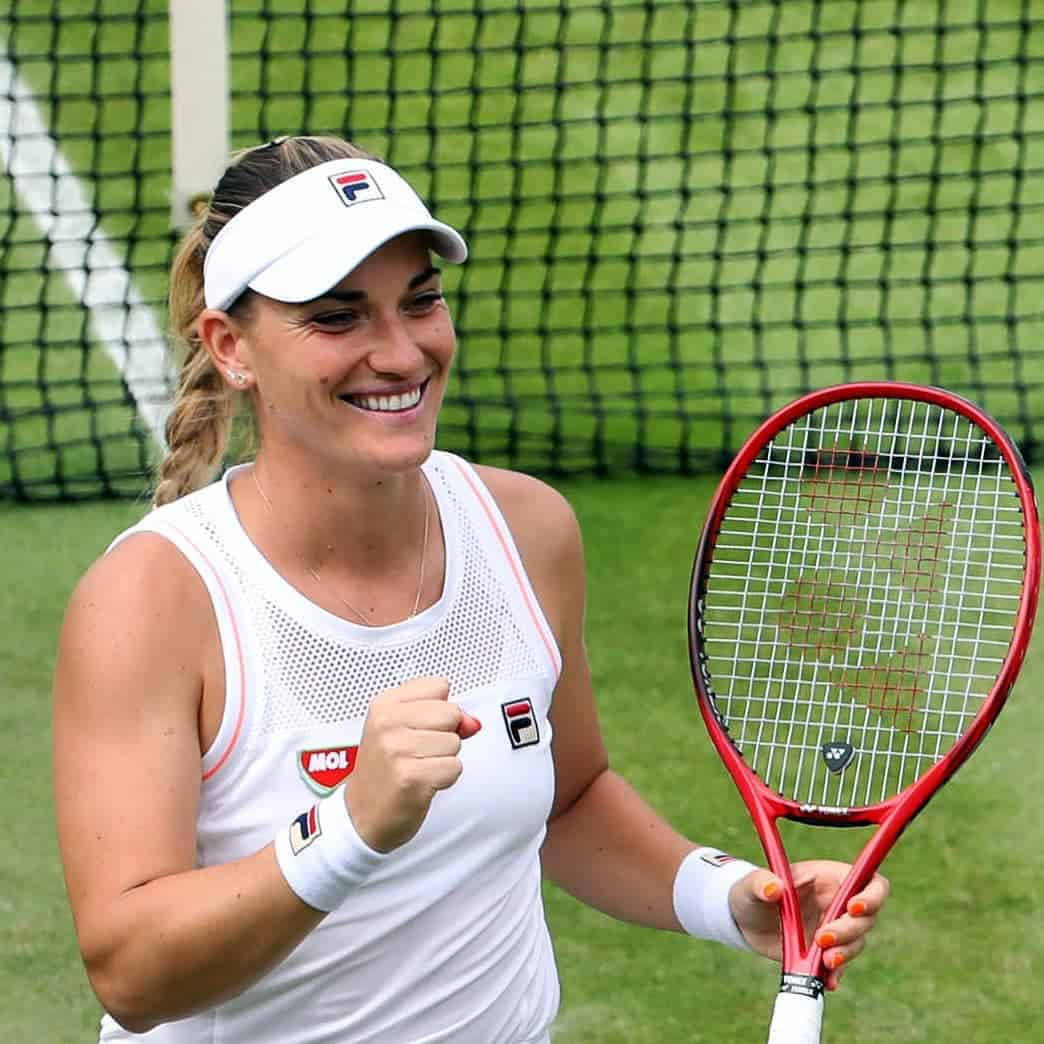 Timea Babos, grass court, red racket, SD Desktop Wallpaper
