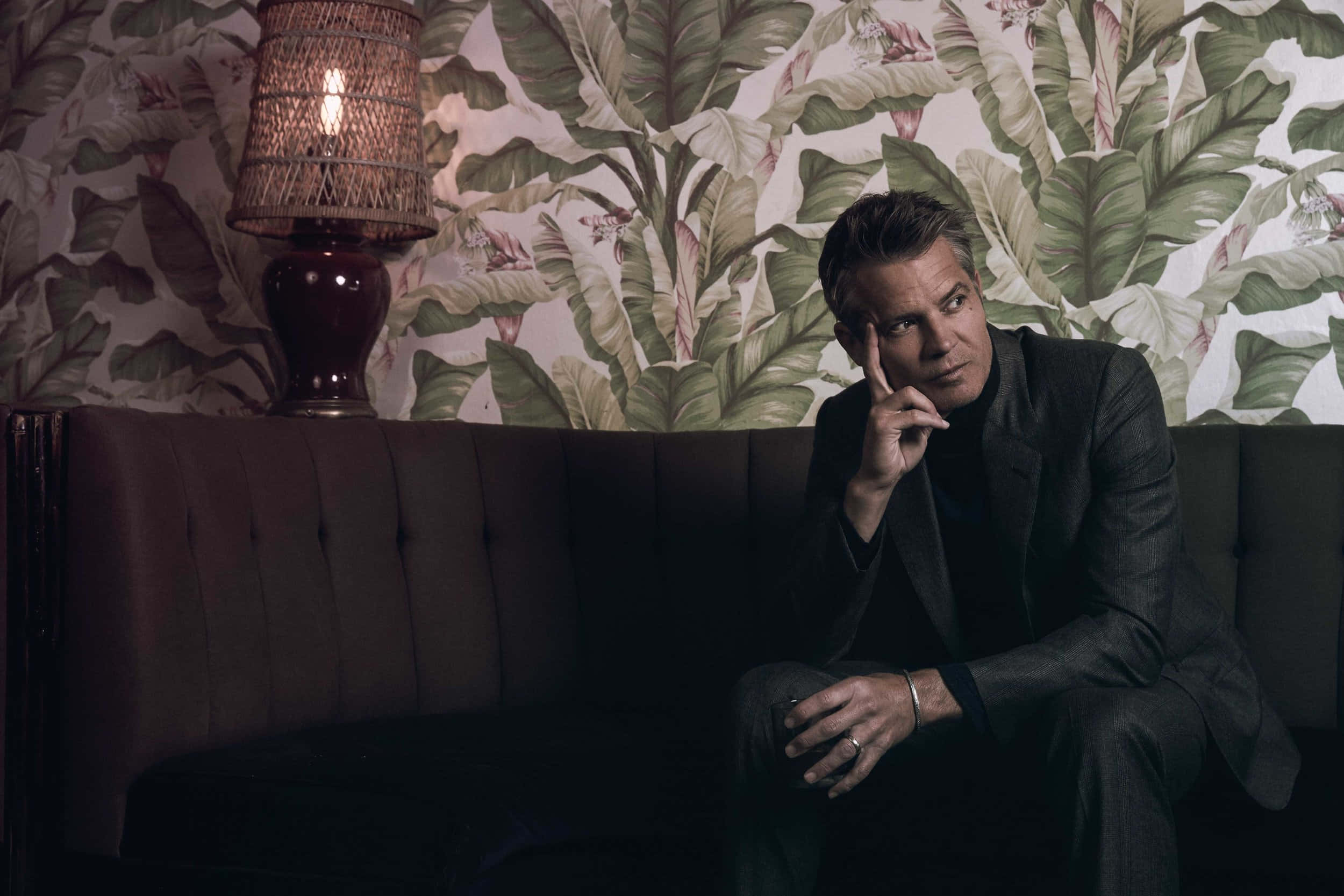 Timothy Olyphant, dark suit, tufted sofa, Full HD Desktop Wallpaper