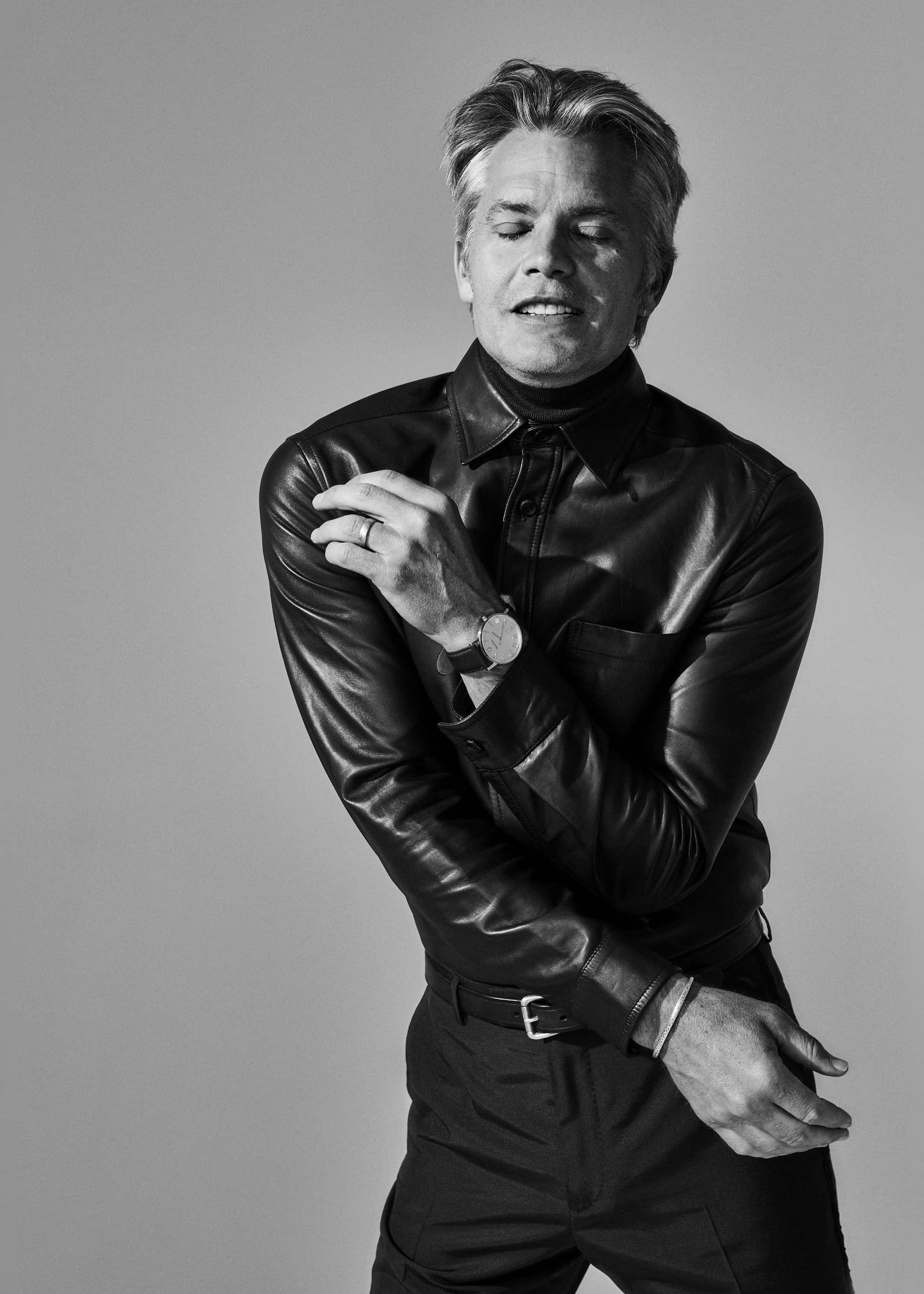 Timothy Olyphant, black leather jacket, arms crossed, 2K Phone Wallpaper