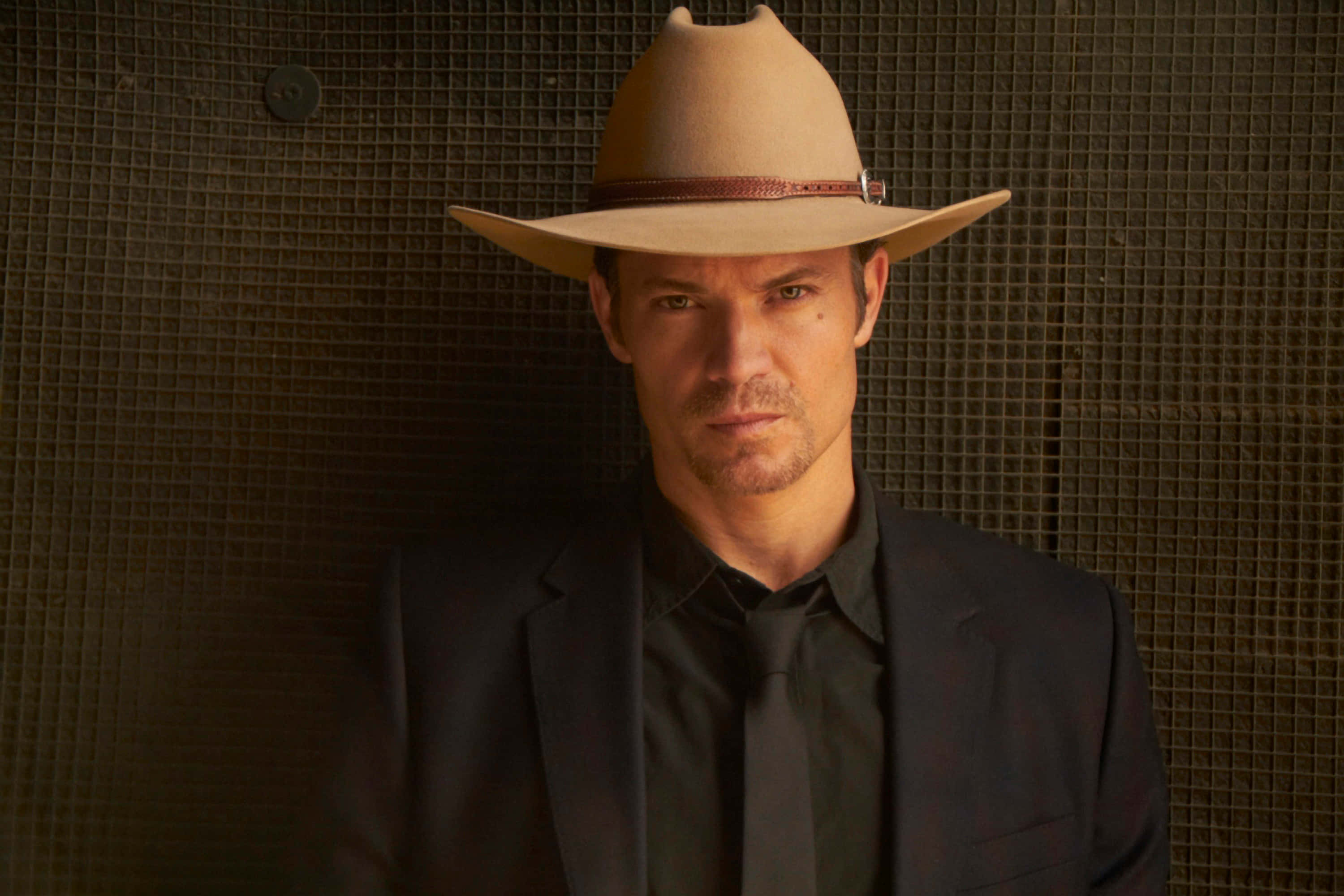Timothy Olyphant, tan cowboy hat, dark suit, 2K Desktop Wallpaper