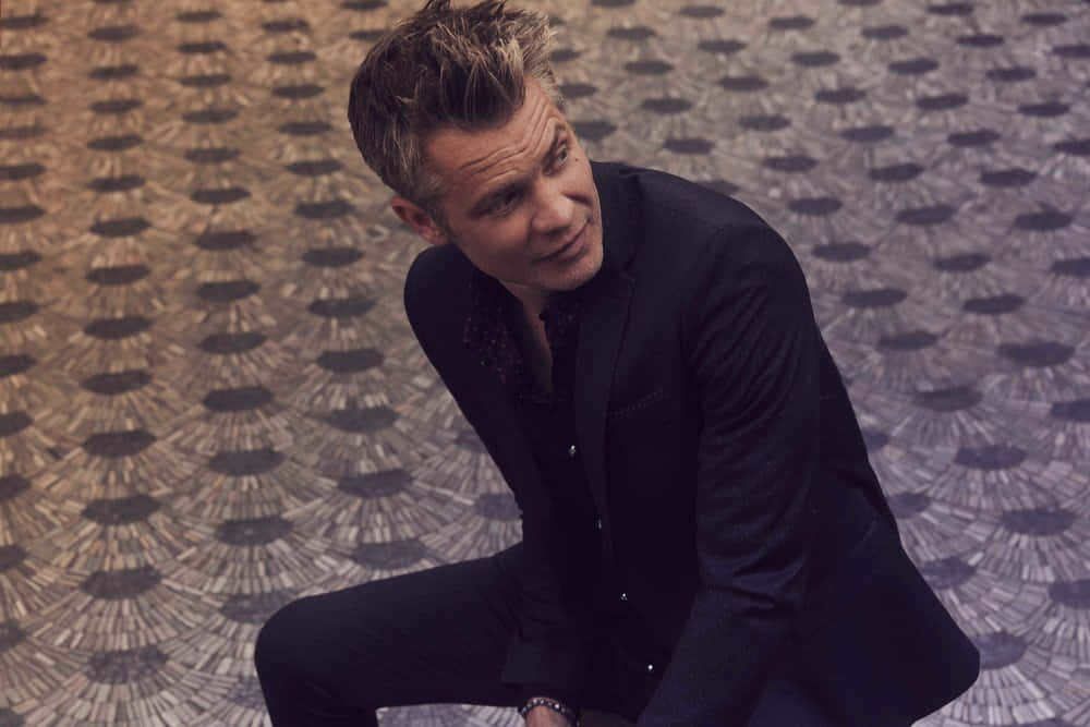 Timothy Olyphant, black suit, patterned tiled floor, SD Desktop Wallpaper