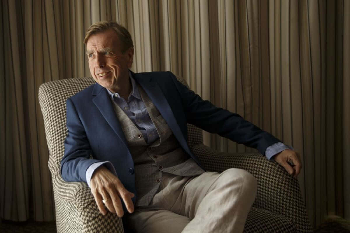 Timothy Spall, blue blazer, beige pants, SD Desktop Wallpaper
